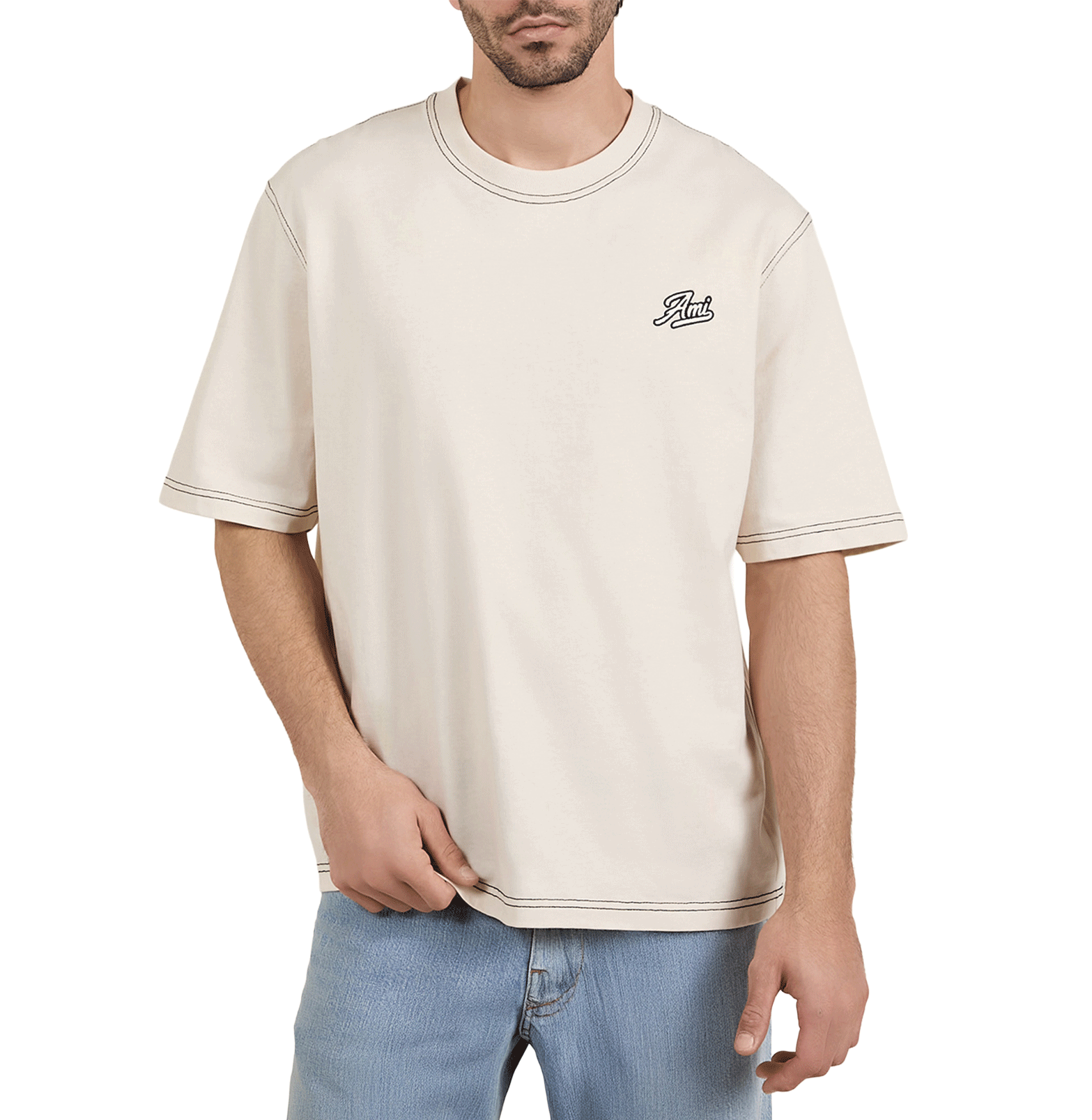 AMI Paris Script Logo T-Shirt – Oversized Cream with Contrast Stitching
טי־שירט AMI Paris לוגו סקריפט – אוברסייז בצבע קרם עם תפרים קונטרסטיים