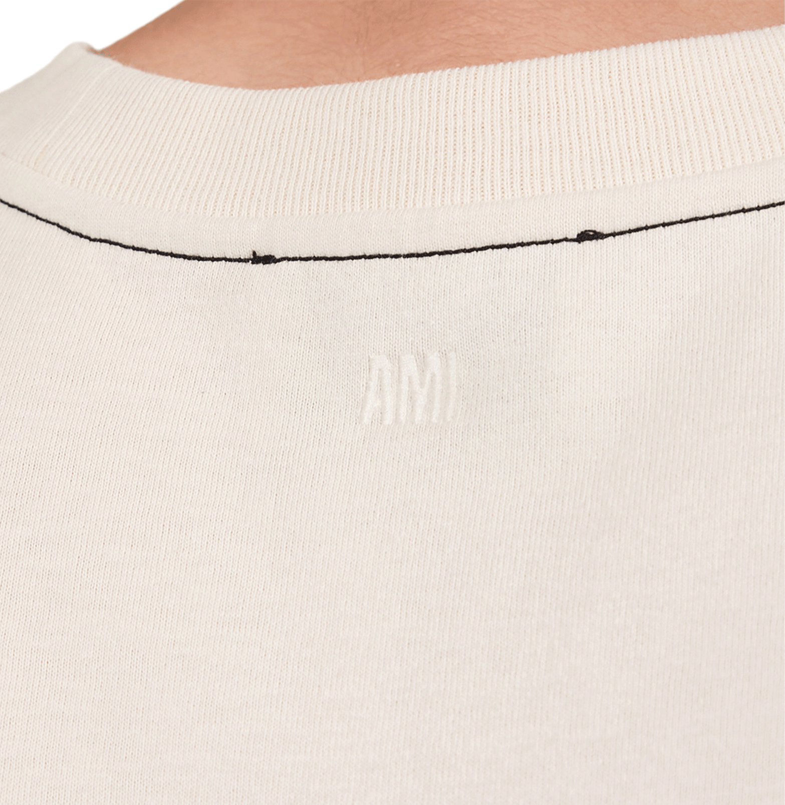 AMI Paris Script Logo T-Shirt – Oversized Cream with Contrast Stitching
טי־שירט AMI Paris לוגו סקריפט – אוברסייז בצבע קרם עם תפרים קונטרסטיים