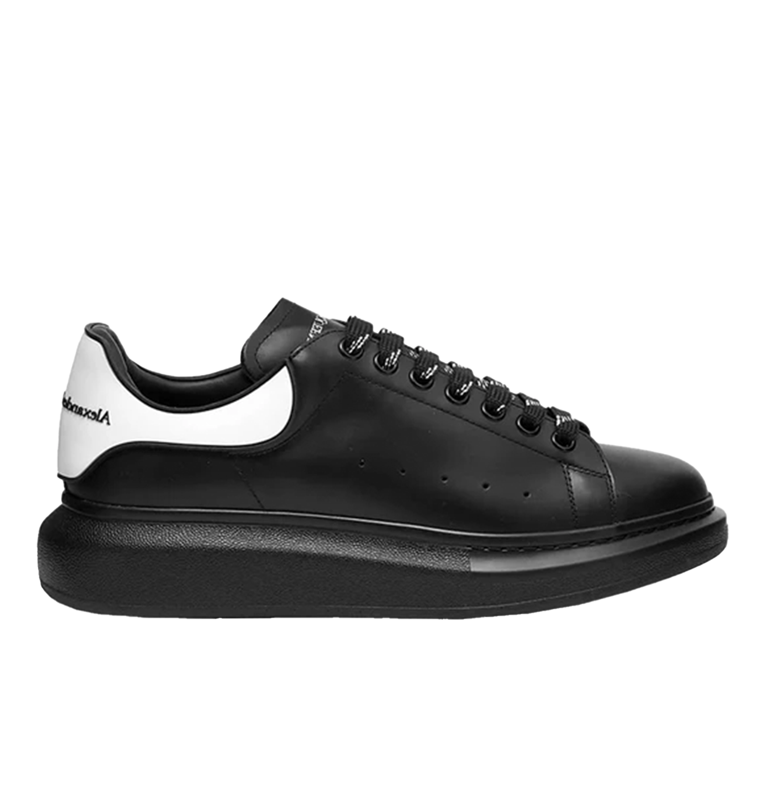 Alexander McQueen Oversized Black Leather Sneakers – White Heel Tab, Black Chunky Sole (Unisex)
סניקרס עור אלכסנדר מקווין אוברסייז שחור – עקב לבן, סוליה עבה שחורה (יוניסקס)