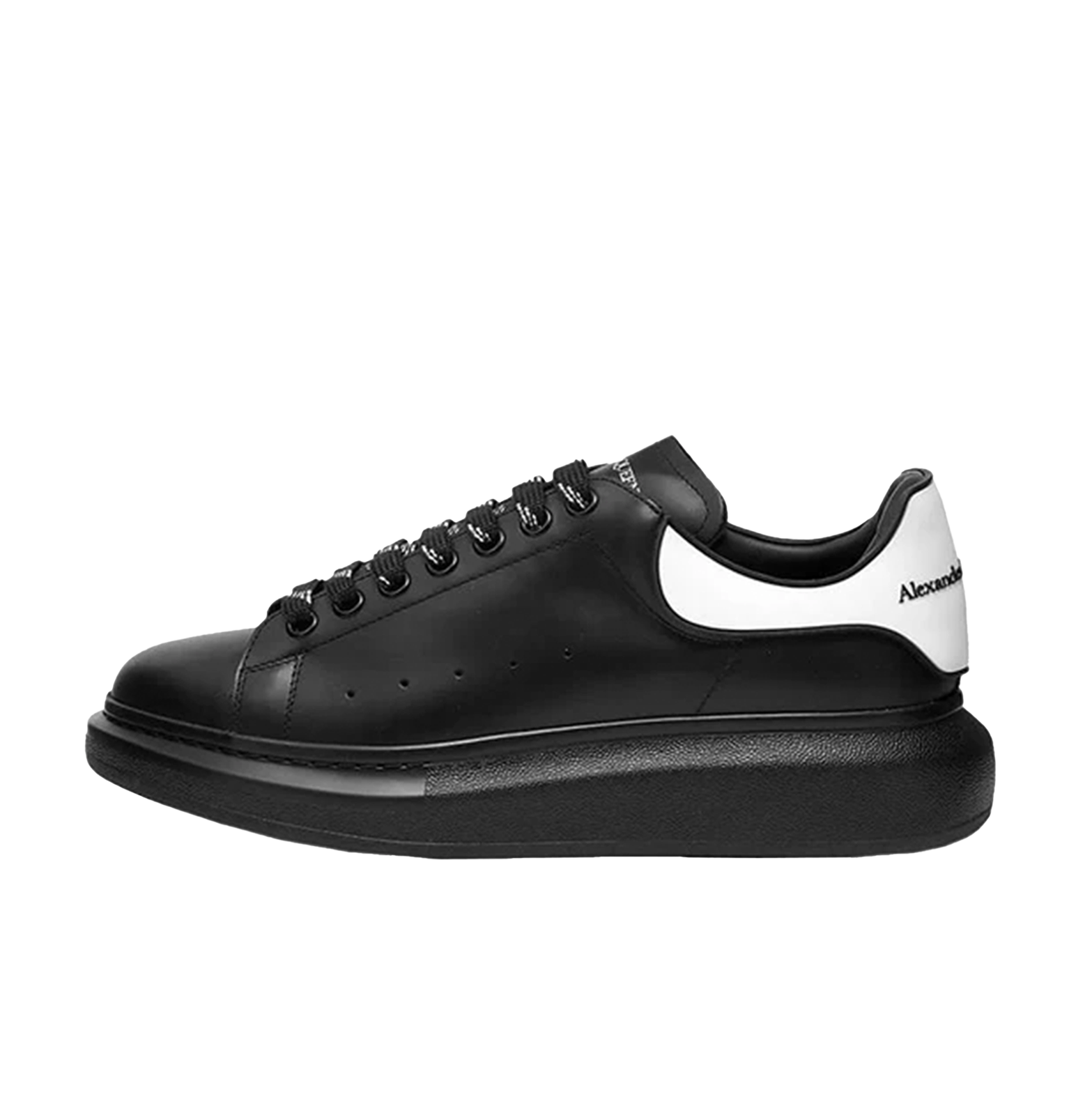 Alexander McQueen Oversized Black Leather Sneakers – White Heel Tab, Black Chunky Sole (Unisex)
סניקרס עור אלכסנדר מקווין אוברסייז שחור – עקב לבן, סוליה עבה שחורה (יוניסקס)