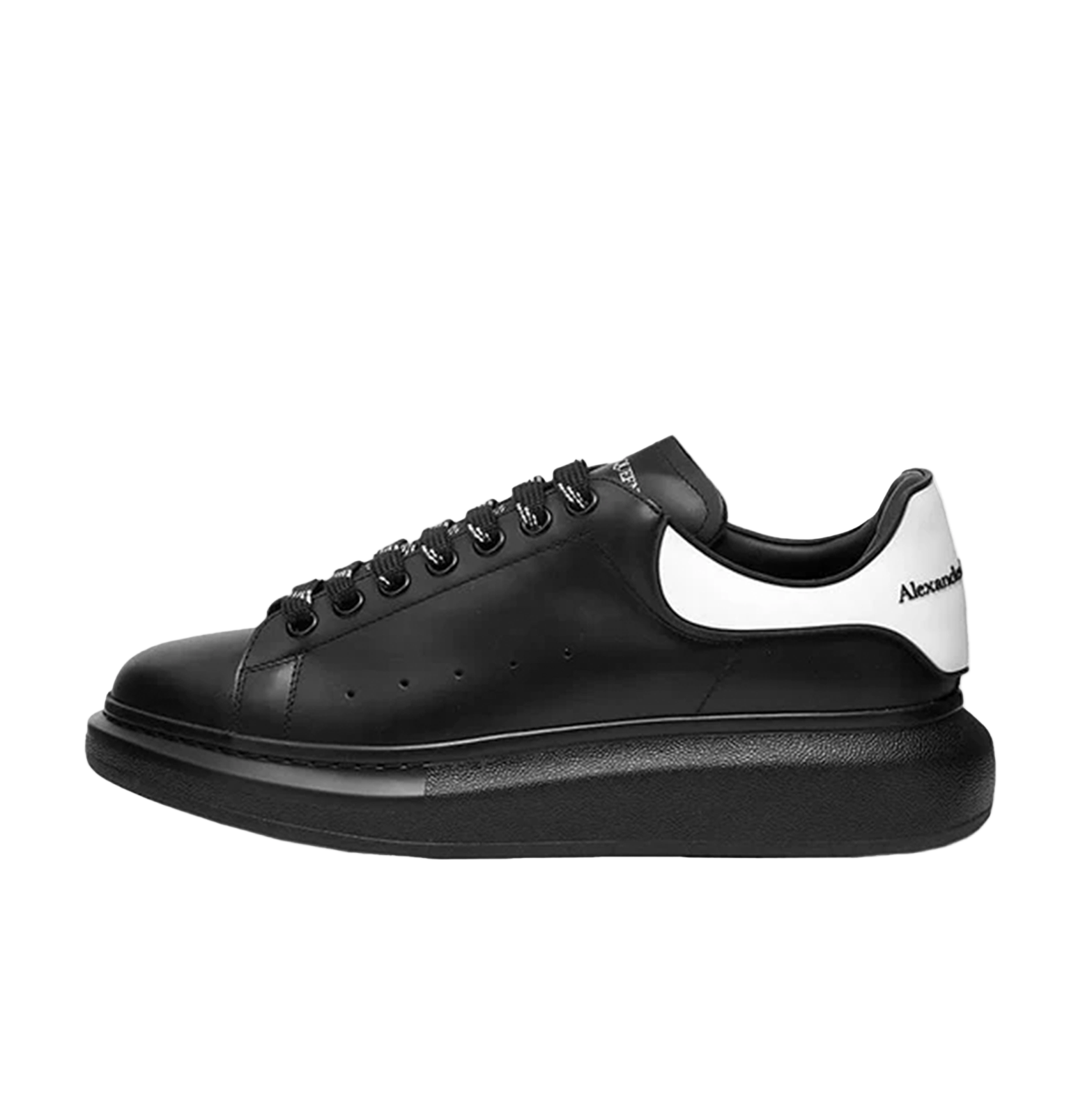 Alexander McQueen Oversized Black Leather Sneakers – White Heel Tab, Black Chunky Sole (Unisex)
סניקרס עור אלכסנדר מקווין אוברסייז שחור – עקב לבן, סוליה עבה שחורה (יוניסקס)