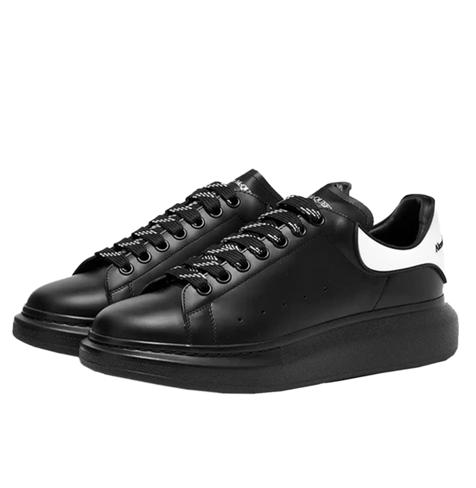 Alexander McQueen Oversized Black Leather Sneakers – White Heel Tab, Black Chunky Sole (Unisex)
סניקרס עור אלכסנדר מקווין אוברסייז שחור – עקב לבן, סוליה עבה שחורה (יוניסקס)