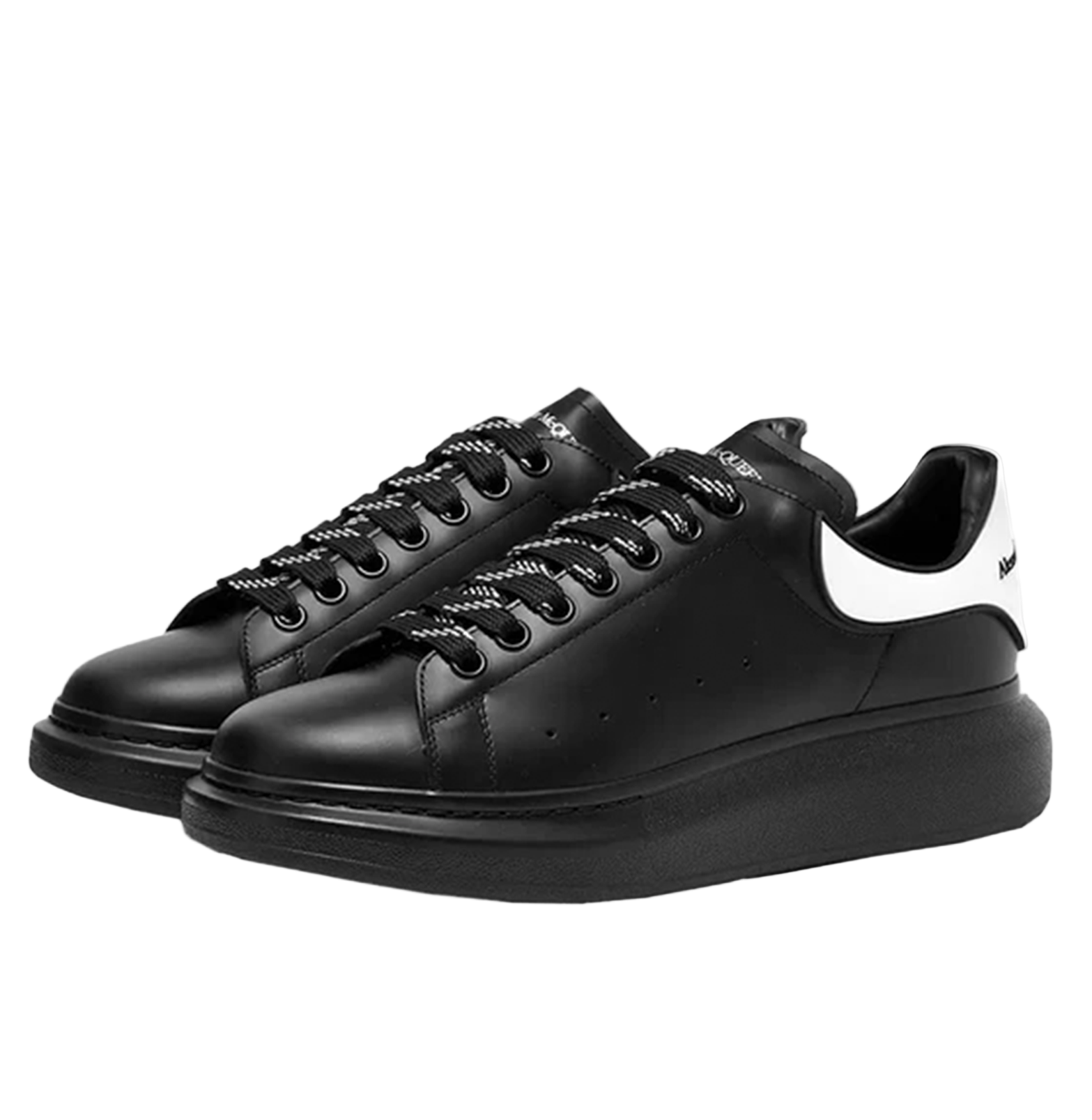 Alexander McQueen Oversized Black Leather Sneakers – White Heel Tab, Black Chunky Sole (Unisex)
סניקרס עור אלכסנדר מקווין אוברסייז שחור – עקב לבן, סוליה עבה שחורה (יוניסקס)