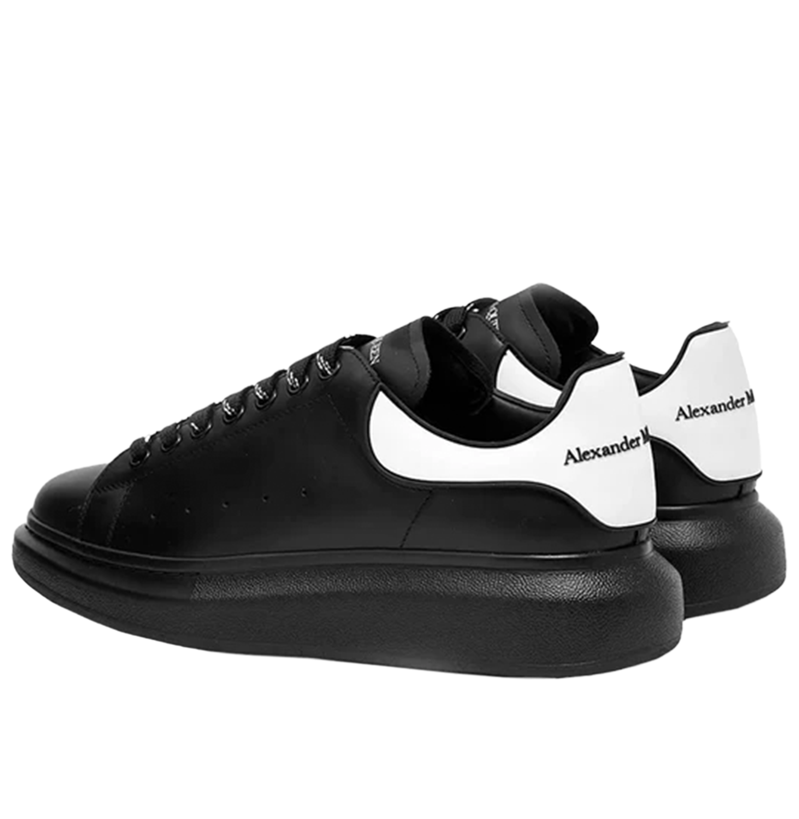 Alexander McQueen Oversized Black Leather Sneakers – White Heel Tab, Black Chunky Sole (Unisex)
סניקרס עור אלכסנדר מקווין אוברסייז שחור – עקב לבן, סוליה עבה שחורה (יוניסקס)