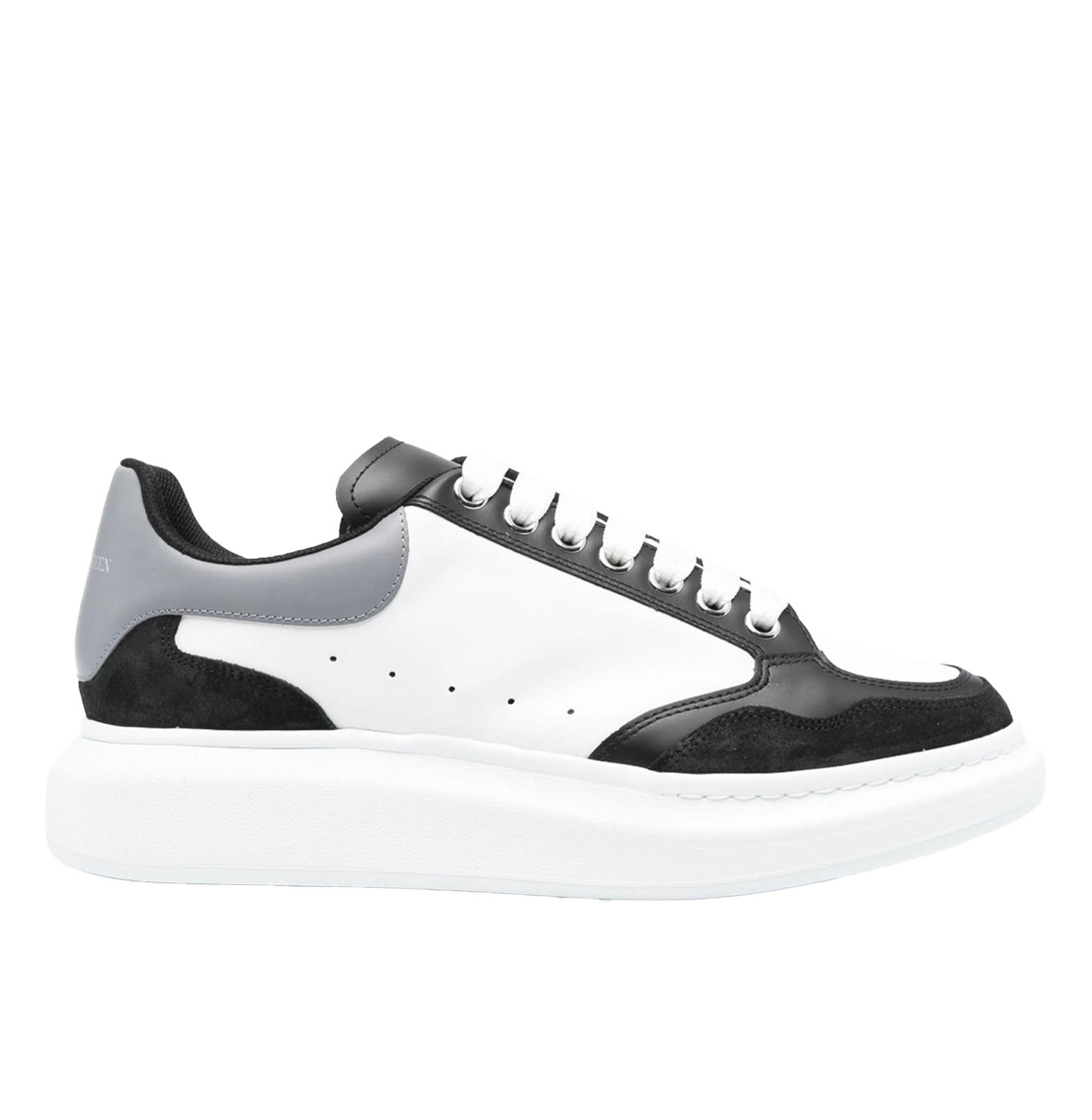 Alexander McQueen Oversized Leather & Suede Sneakers – Black/White with Grey Heel (Unisex)
סניקרס עור וזמש אלכסנדר מקווין אוברסייז – שחור/לבן עם עקב אפור (יוניסקס)