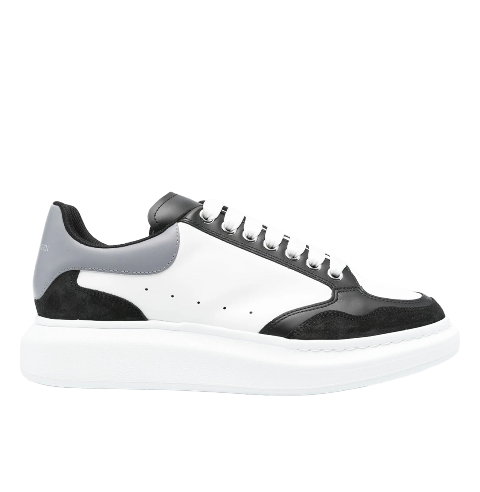Alexander McQueen Oversized Leather & Suede Sneakers – Black/White with Grey Heel (Unisex)
סניקרס עור וזמש אלכסנדר מקווין אוברסייז – שחור/לבן עם עקב אפור (יוניסקס)
