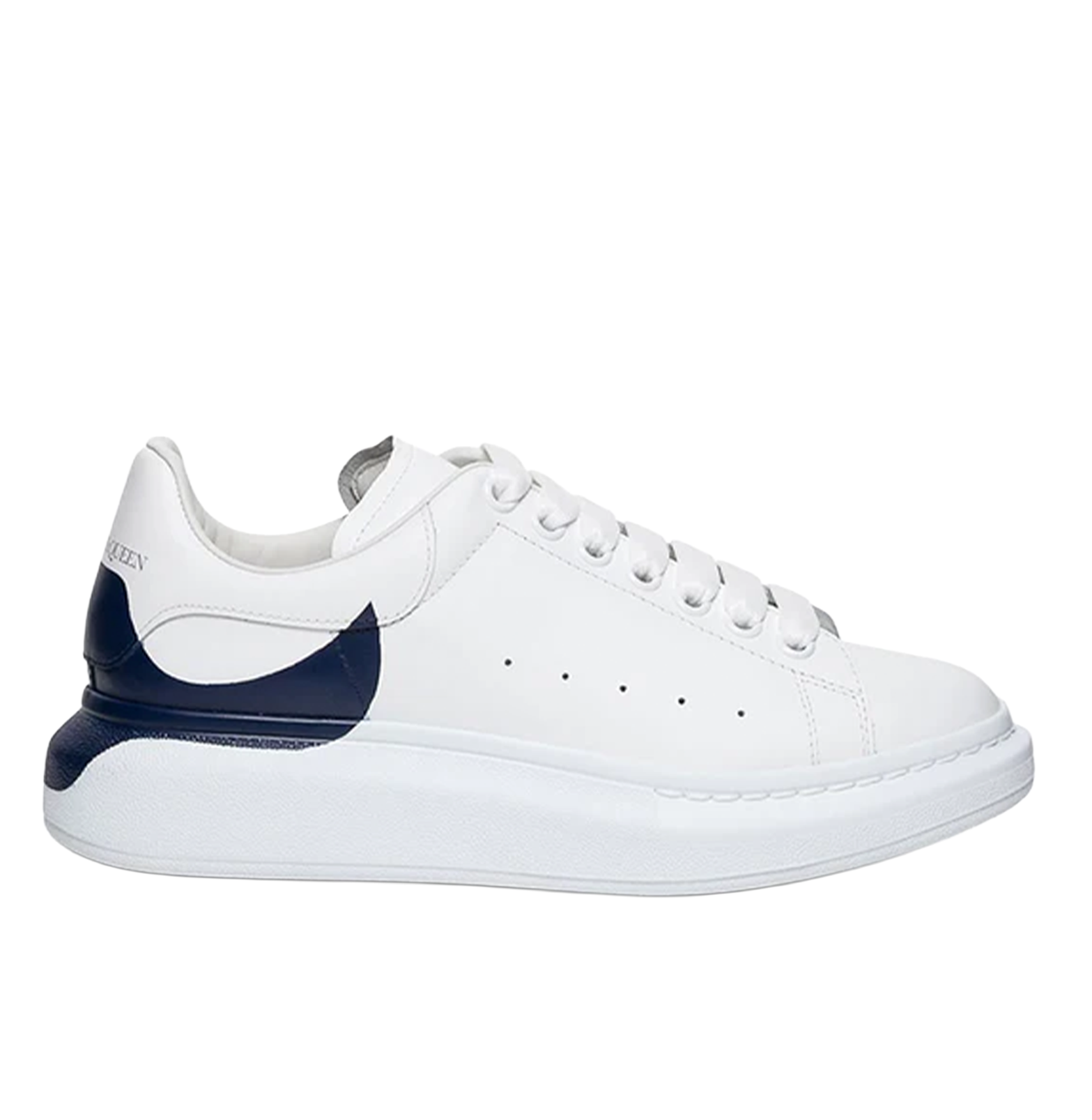 Alexander McQueen Oversized White Leather Sneakers – Navy Heel Wrap, Chunky Sole (Unisex)
סניקרס עור אלכסנדר מקווין אוברסייז לבן – עקב כחול כהה מודגש, סוליה עבה (יוניסקס)