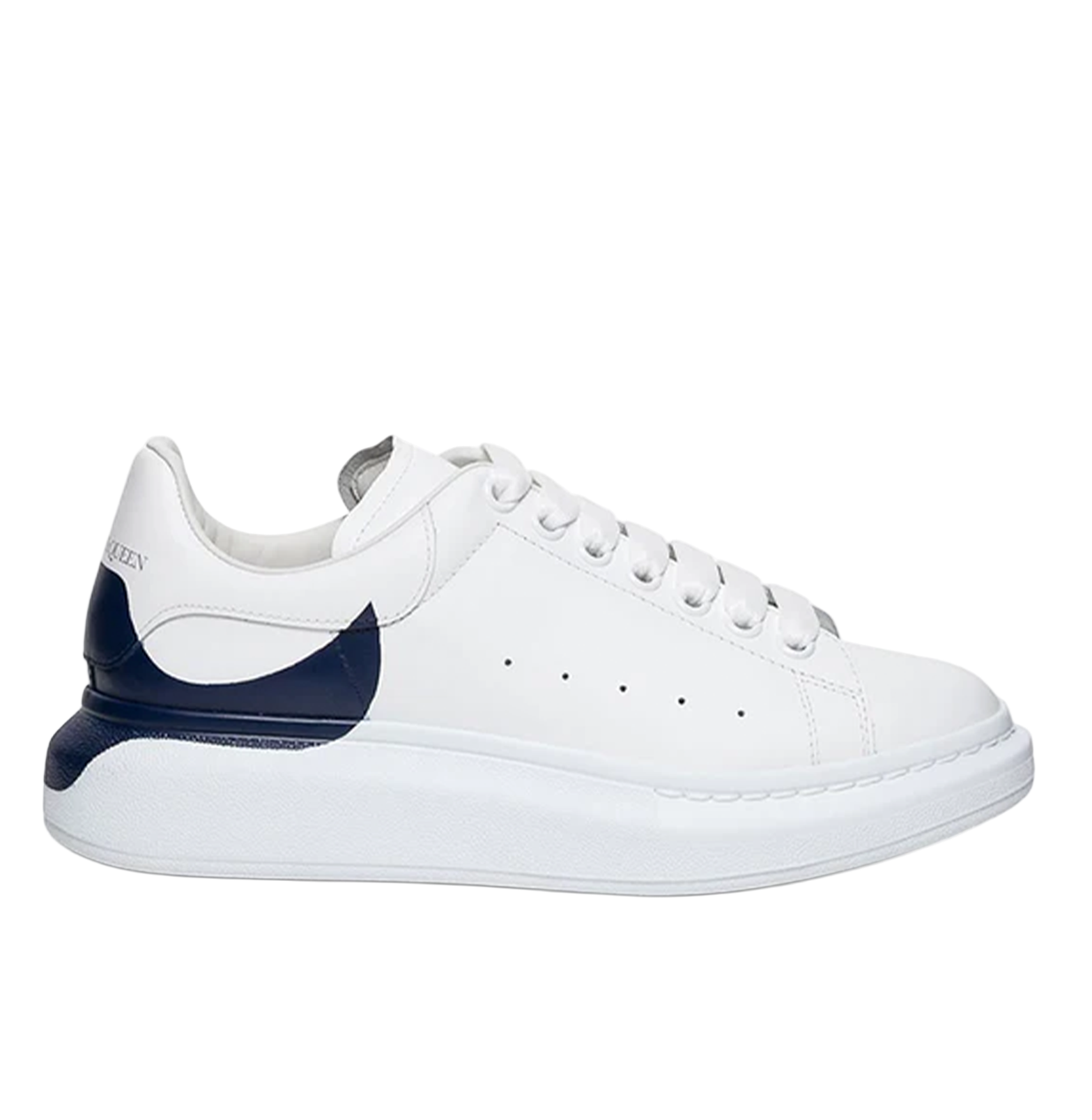 Alexander McQueen Oversized White Leather Sneakers – Navy Heel Wrap, Chunky Sole (Unisex)
סניקרס עור אלכסנדר מקווין אוברסייז לבן – עקב כחול כהה מודגש, סוליה עבה (יוניסקס)