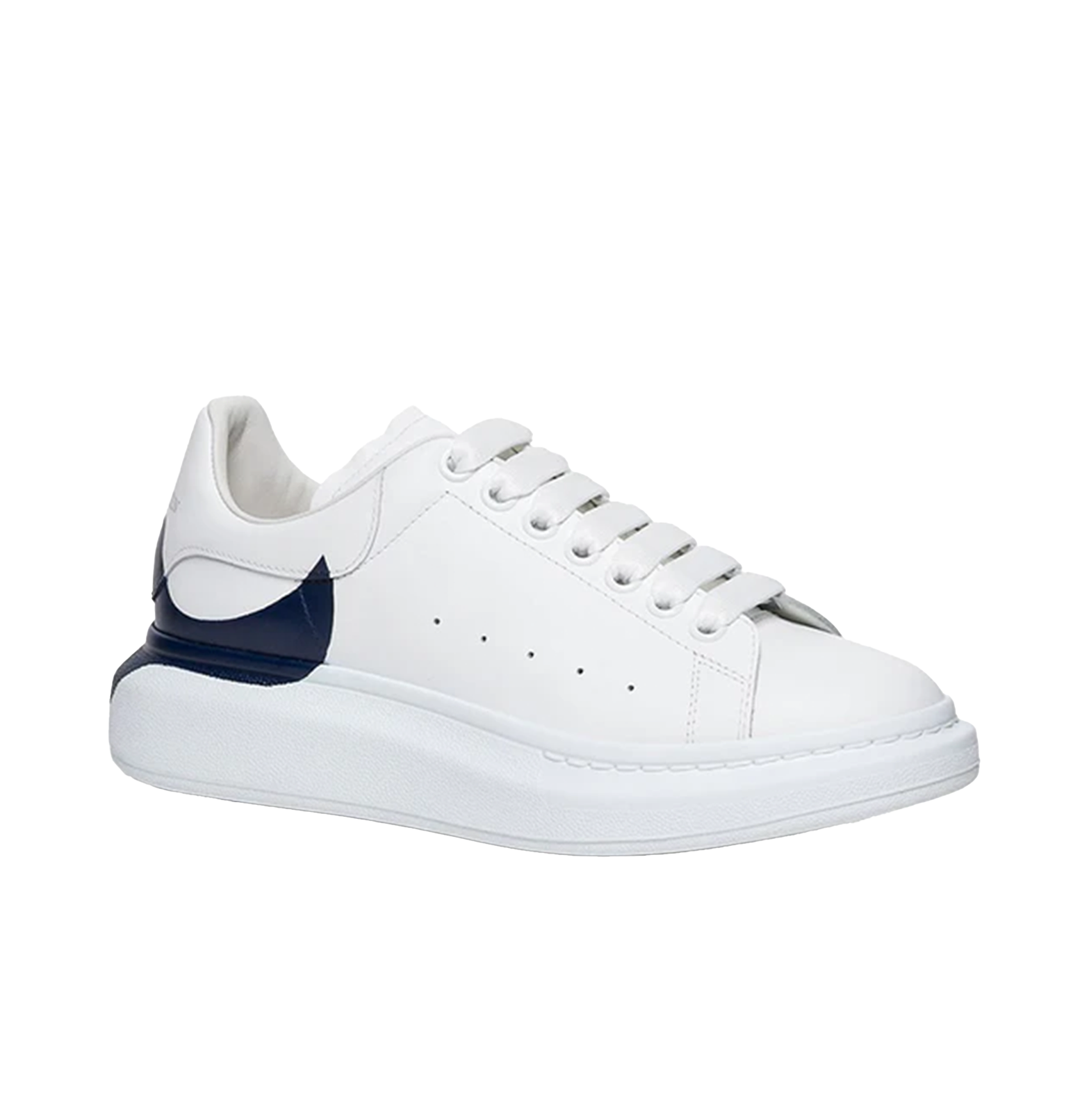 Alexander McQueen Oversized White Leather Sneakers – Navy Heel Wrap, Chunky Sole (Unisex)
סניקרס עור אלכסנדר מקווין אוברסייז לבן – עקב כחול כהה מודגש, סוליה עבה (יוניסקס)