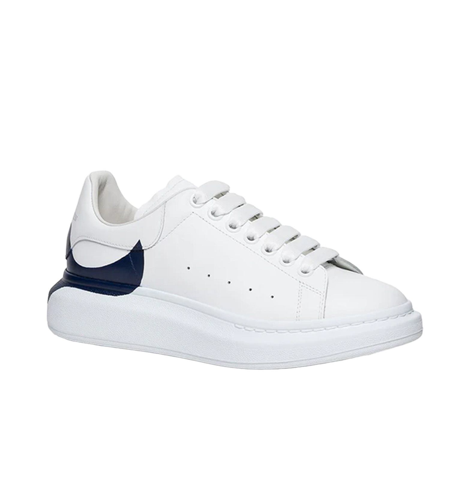 Alexander McQueen Oversized White Leather Sneakers – Navy Heel Wrap, Chunky Sole (Unisex)
סניקרס עור אלכסנדר מקווין אוברסייז לבן – עקב כחול כהה מודגש, סוליה עבה (יוניסקס)