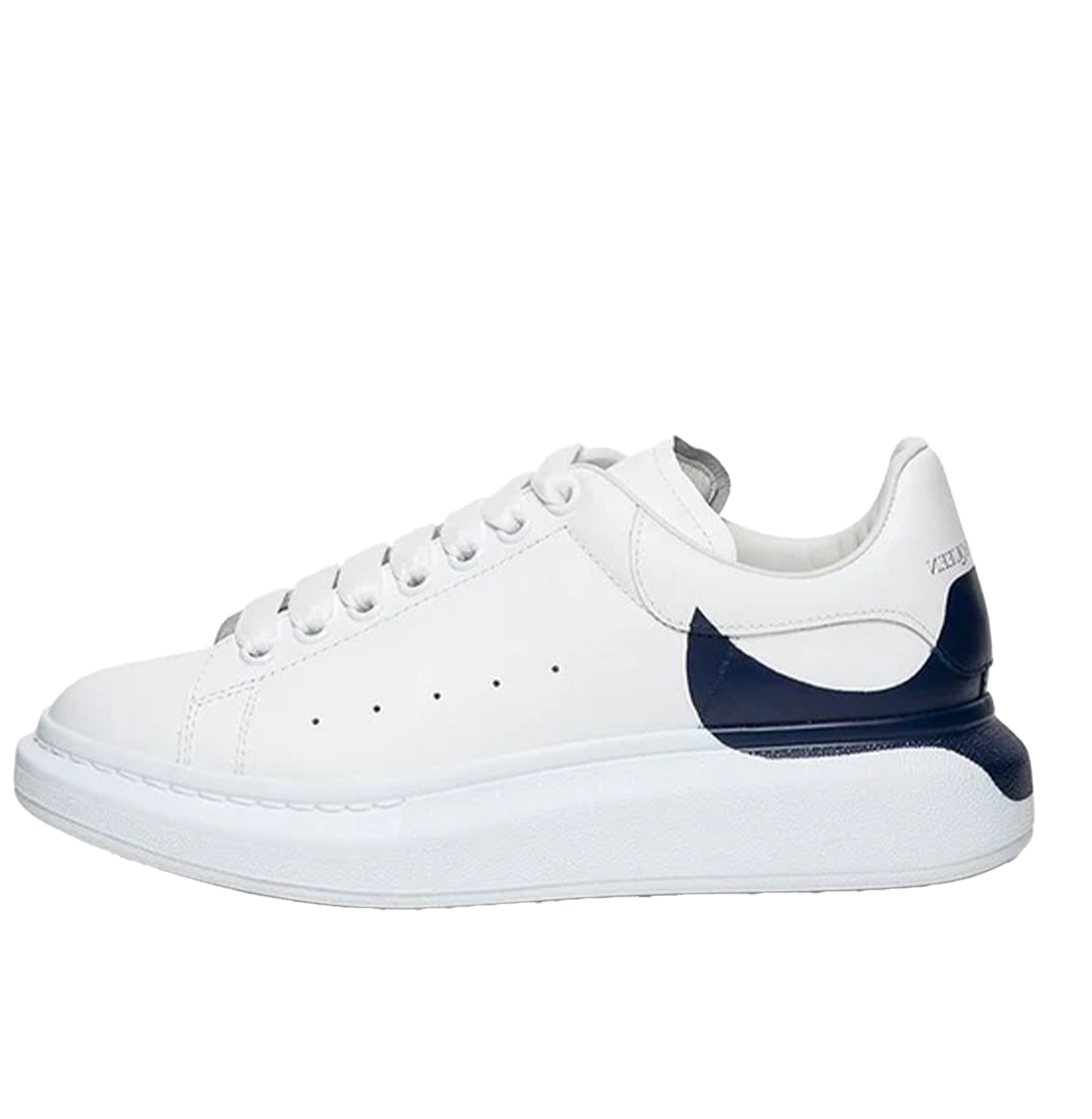 Alexander McQueen Oversized White Leather Sneakers – Navy Heel Wrap, Chunky Sole (Unisex)
סניקרס עור אלכסנדר מקווין אוברסייז לבן – עקב כחול כהה מודגש, סוליה עבה (יוניסקס)