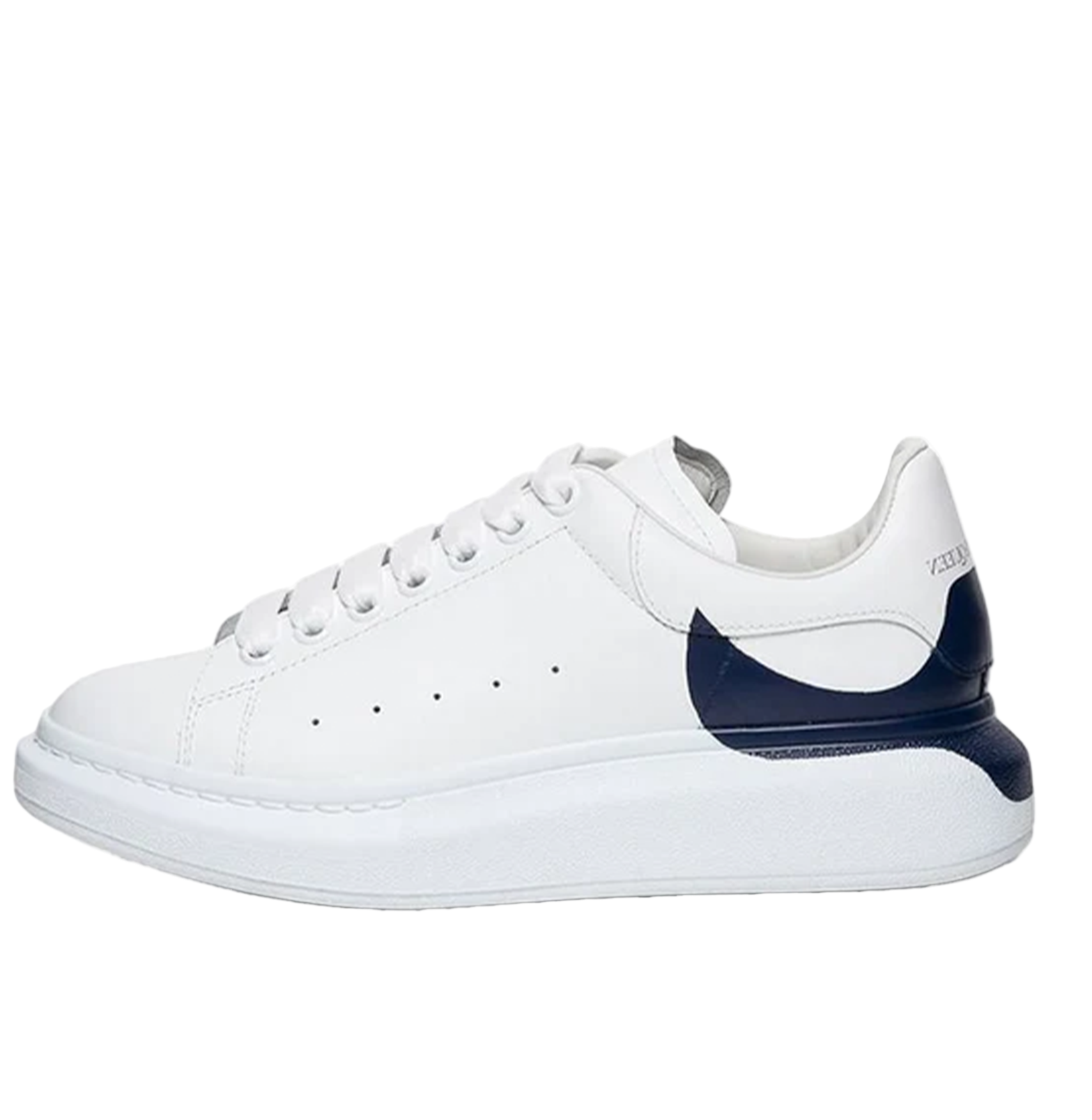 Alexander McQueen Oversized White Leather Sneakers – Navy Heel Wrap, Chunky Sole (Unisex)
סניקרס עור אלכסנדר מקווין אוברסייז לבן – עקב כחול כהה מודגש, סוליה עבה (יוניסקס)