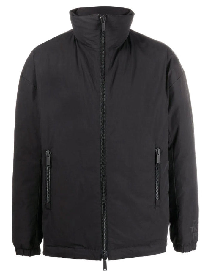 DSQUARED2 Twins Peak Black Technical Jacket – Stand Collar, Two-Way Zip, Logo Sleeve
מעיל טכני דיסקוורד2 טווינס פיק שחור – צווארון עומד, רוכסן דו־כיווני, לוגו בשרוול