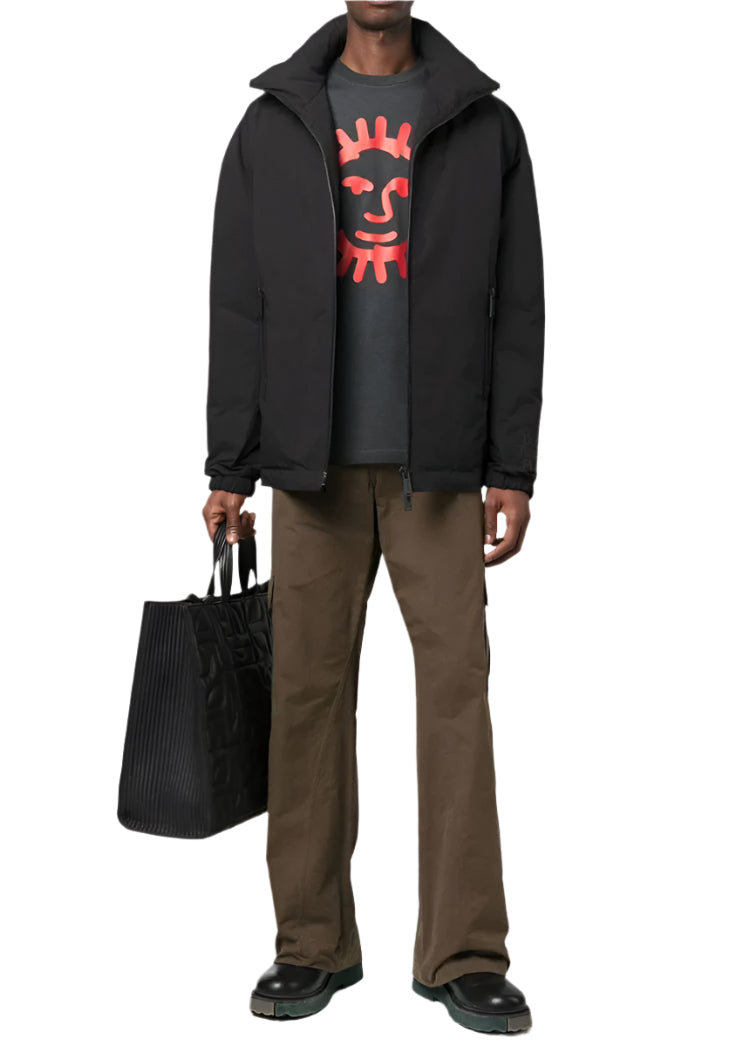 DSQUARED2 Twins Peak Black Technical Jacket – Stand Collar, Two-Way Zip, Logo Sleeve
מעיל טכני דיסקוורד2 טווינס פיק שחור – צווארון עומד, רוכסן דו־כיווני, לוגו בשרוול
