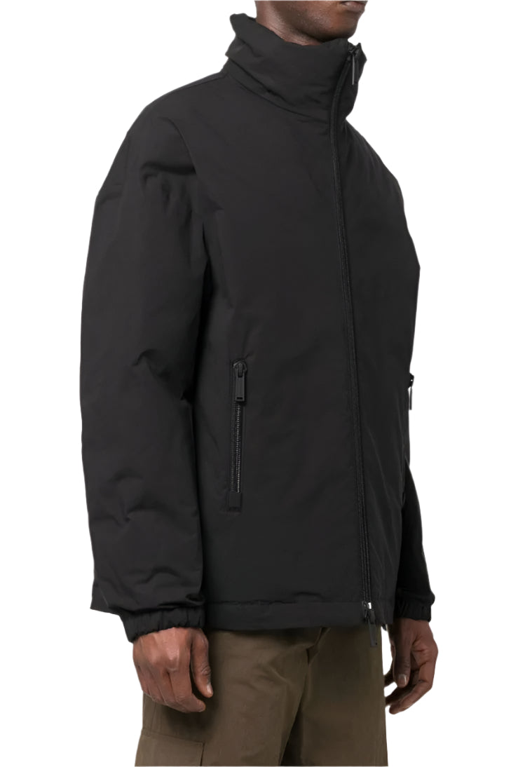 DSQUARED2 Twins Peak Black Technical Jacket – Stand Collar, Two-Way Zip, Logo Sleeve
מעיל טכני דיסקוורד2 טווינס פיק שחור – צווארון עומד, רוכסן דו־כיווני, לוגו בשרוול