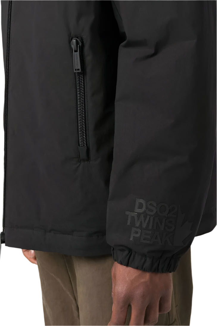 DSQUARED2 Twins Peak Black Technical Jacket – Stand Collar, Two-Way Zip, Logo Sleeve
מעיל טכני דיסקוורד2 טווינס פיק שחור – צווארון עומד, רוכסן דו־כיווני, לוגו בשרוול