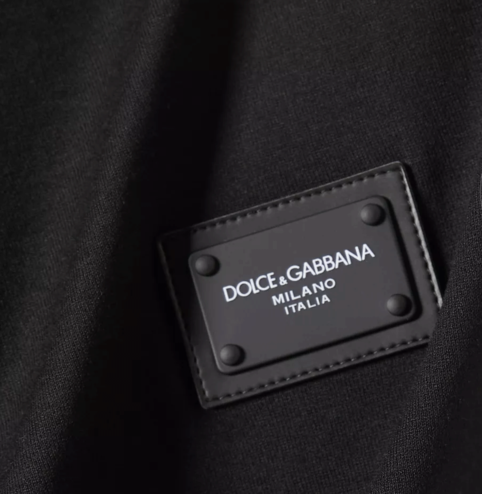 Dolce & Gabbana Black Cotton Logo-Plaque T-Shirt
חולצת כותנה שחורה דולצ׳ה וגבאנה – לוחית לוגו בחזה