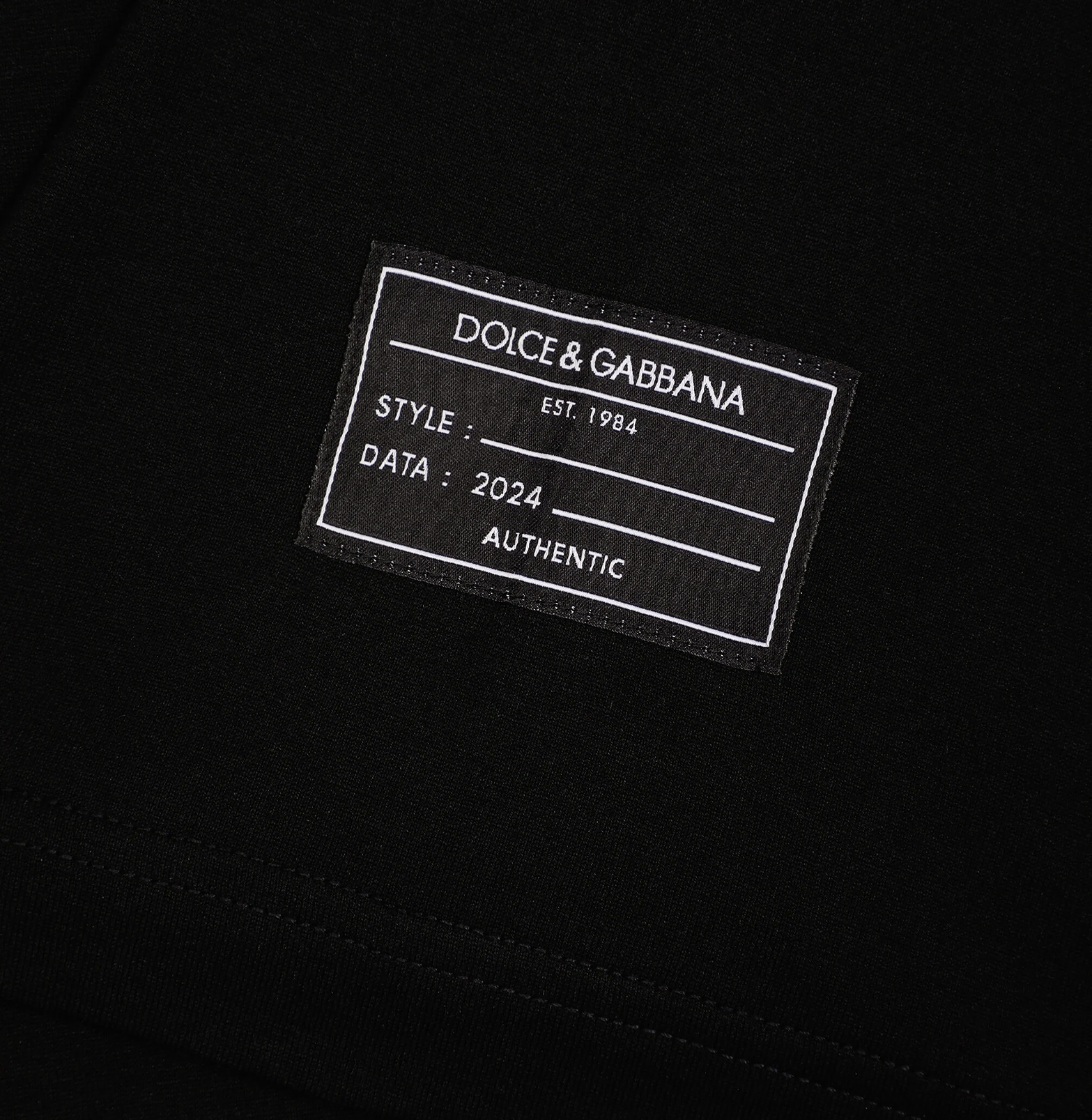 Dolce & Gabbana Black Vertical Logo T-Shirt – Cotton Jersey
חולצת דולצ׳ה וגבאנה שחורה – הדפסת לוגו אנכית, כותנה ג׳רסי