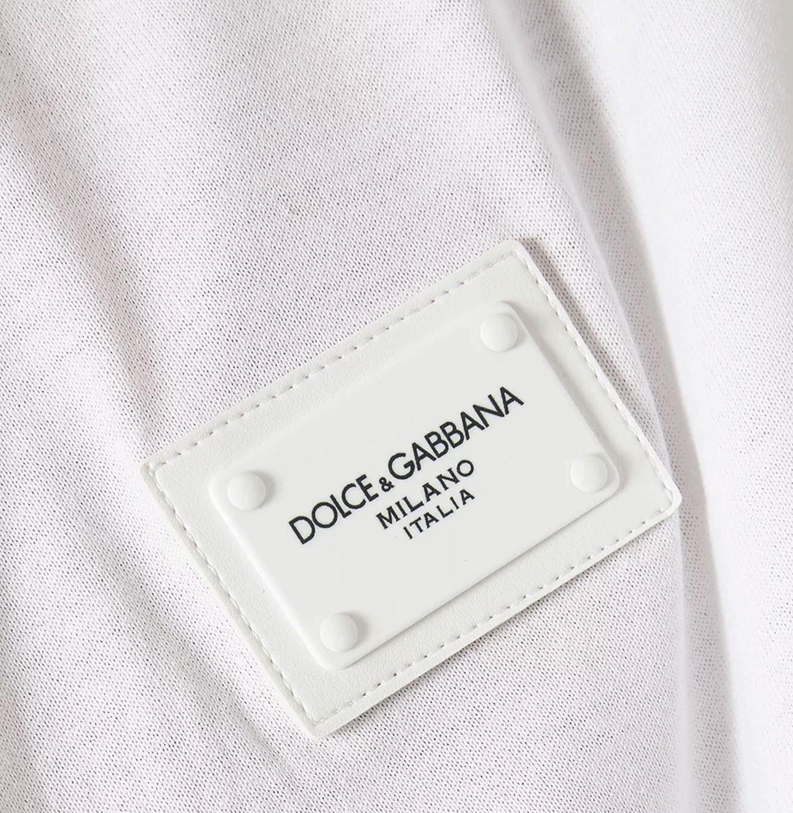 Dolce & Gabbana White Cotton Logo-Plaque T-Shirt
חולצת כותנה לבנה דולצ׳ה וגבאנה – לוחית לוגו בחזה