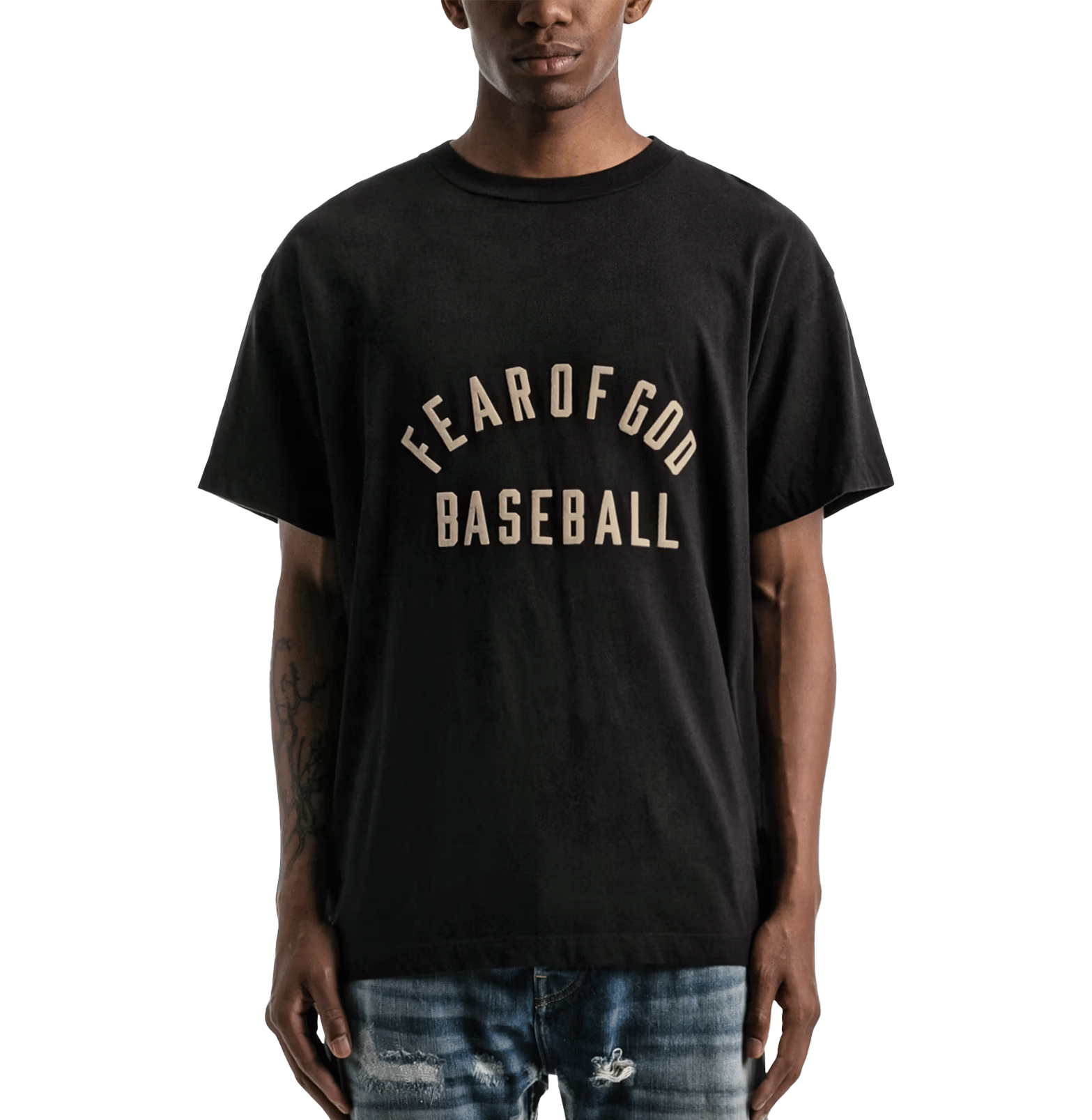 Fear of God Baseball Collegiate Logo T-Shirt – Black, Relaxed Fit, Cotton Jersey
חולצת טי פיר אוף גוד שחורה – „בייסבול” קולג׳, גזרה משוחררת, כותנה ג׳רסי