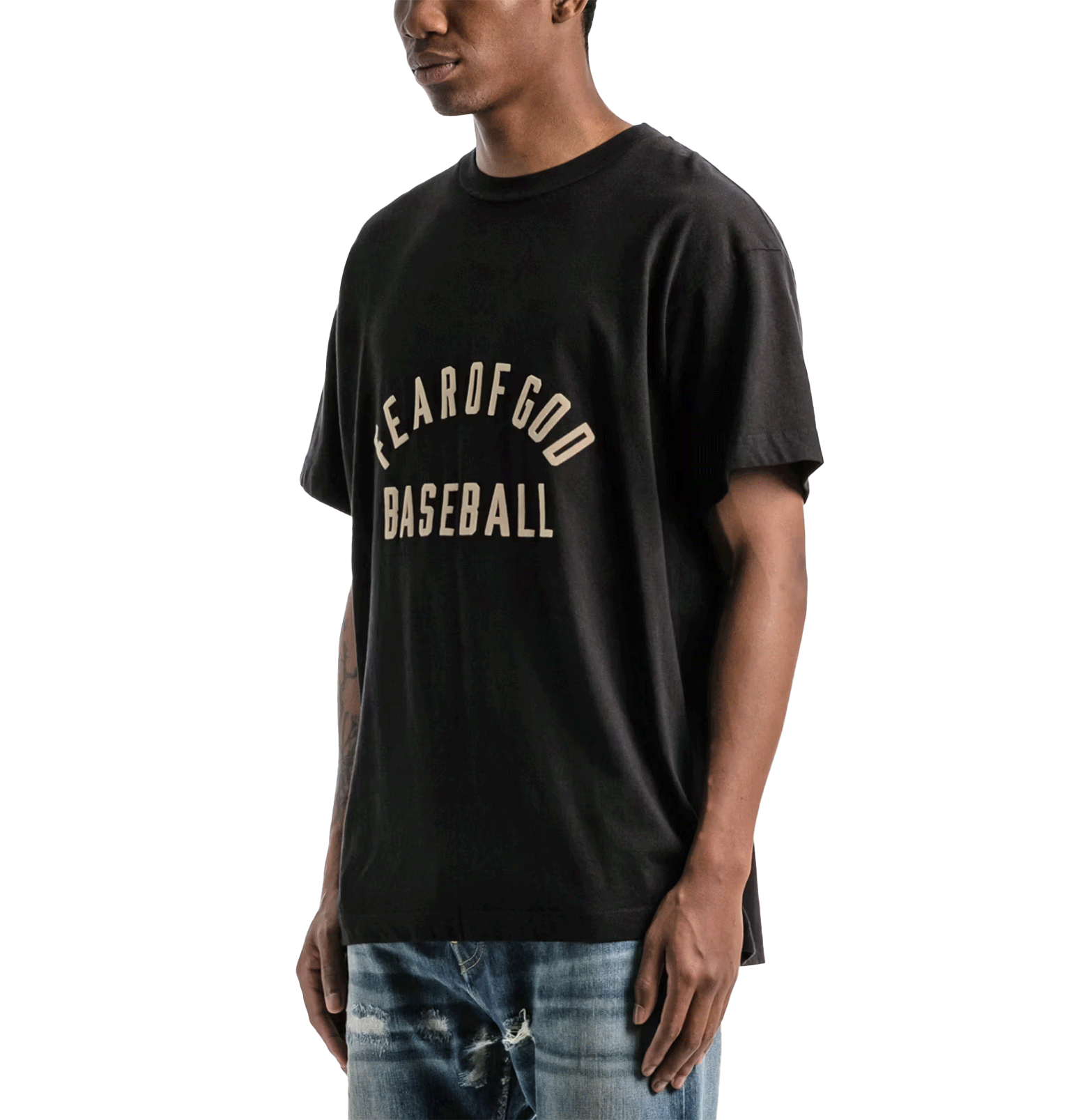 Fear of God Baseball Collegiate Logo T-Shirt – Black, Relaxed Fit, Cotton Jersey
חולצת טי פיר אוף גוד שחורה – „בייסבול” קולג׳, גזרה משוחררת, כותנה ג׳רסי