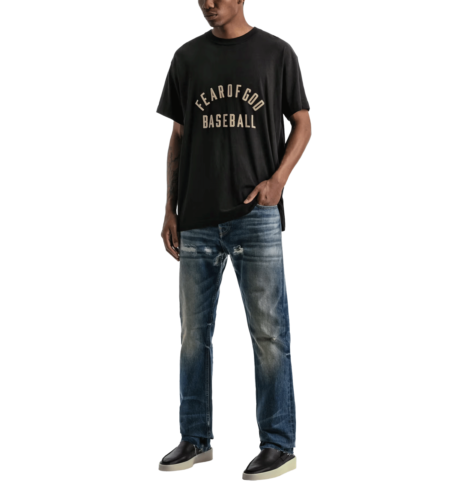 Fear of God Baseball Collegiate Logo T-Shirt – Black, Relaxed Fit, Cotton Jersey
חולצת טי פיר אוף גוד שחורה – „בייסבול” קולג׳, גזרה משוחררת, כותנה ג׳רסי