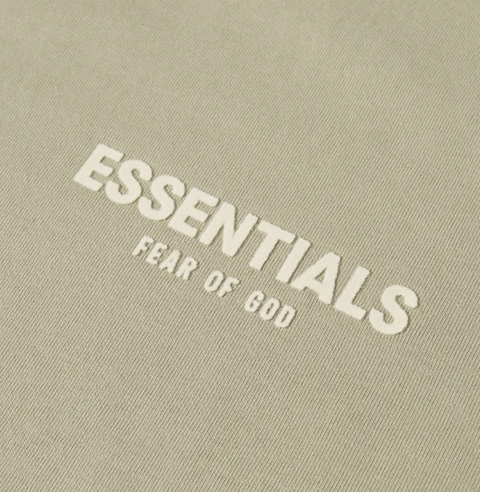 Fear of God Essentials T-Shirt – Light Khaki, Small Chest Logo, Cotton Jersey
חולצת טי אסנשיאלס פיר אוף גוד – חאקי בהיר, לוגו קטן בחזה, כותנה ג׳רסי