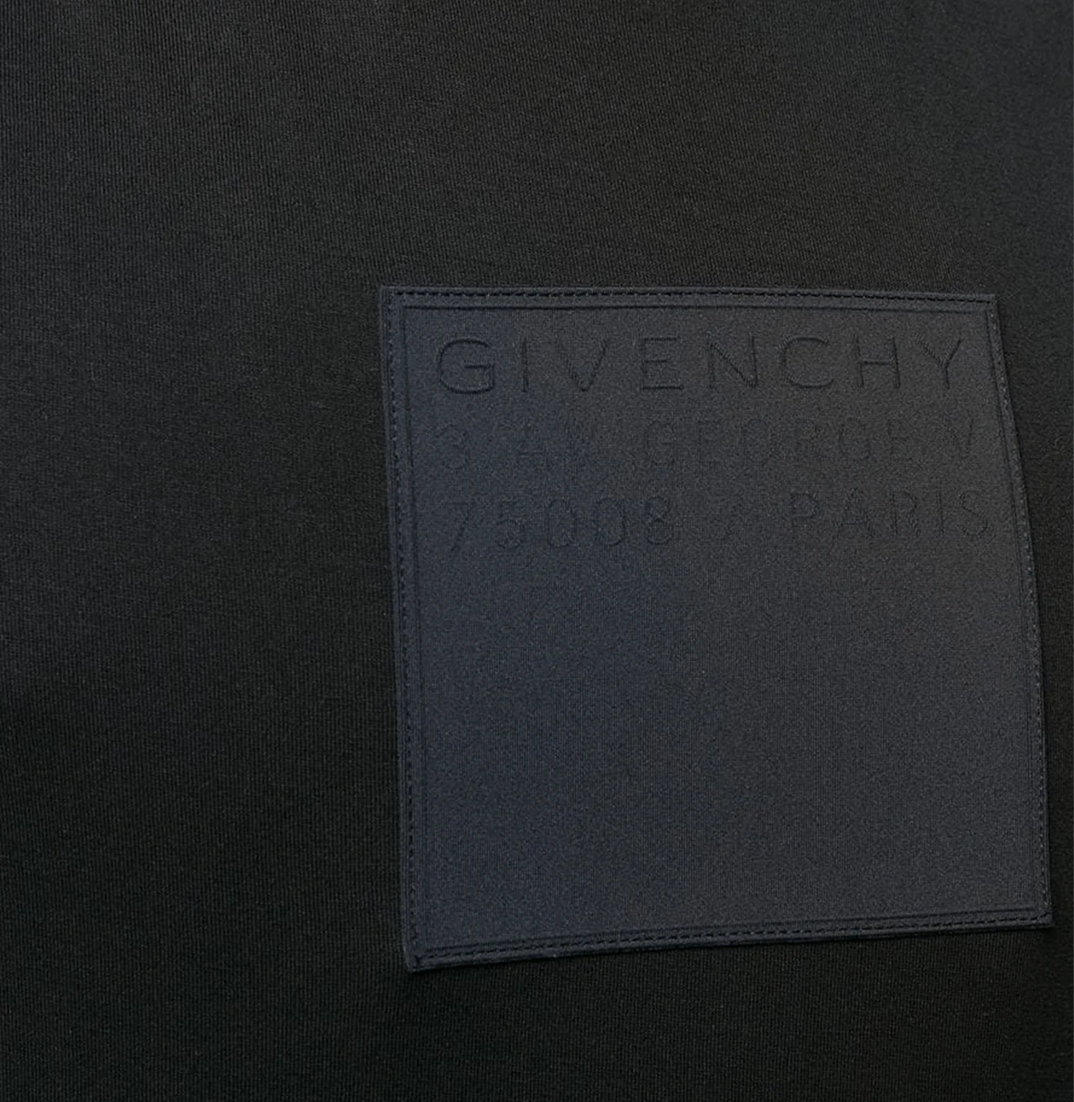 Givenchy Black Tonal Address-Patch T-Shirt – Cotton Jersey
חולצת טי ז׳יבנשי שחורה – טלאי כתובת טון-על-טון, כותנה ג׳רסי