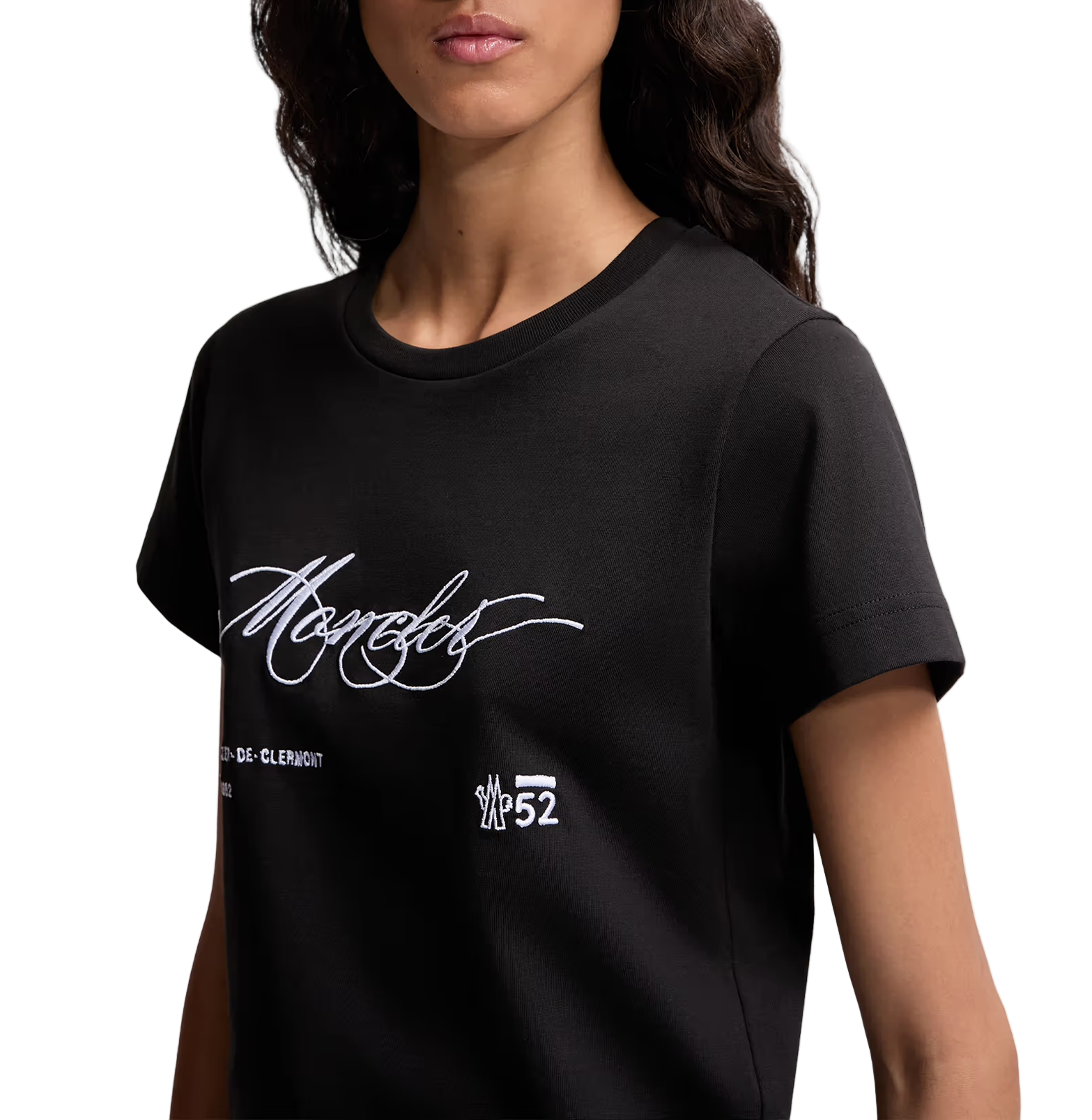 Moncler Script Logo Tee – Black Cotton Jersey, Short Sleeve
טי-שירט מונקלר לוגו סקריפט – שחור כותנה, שרוול קצר