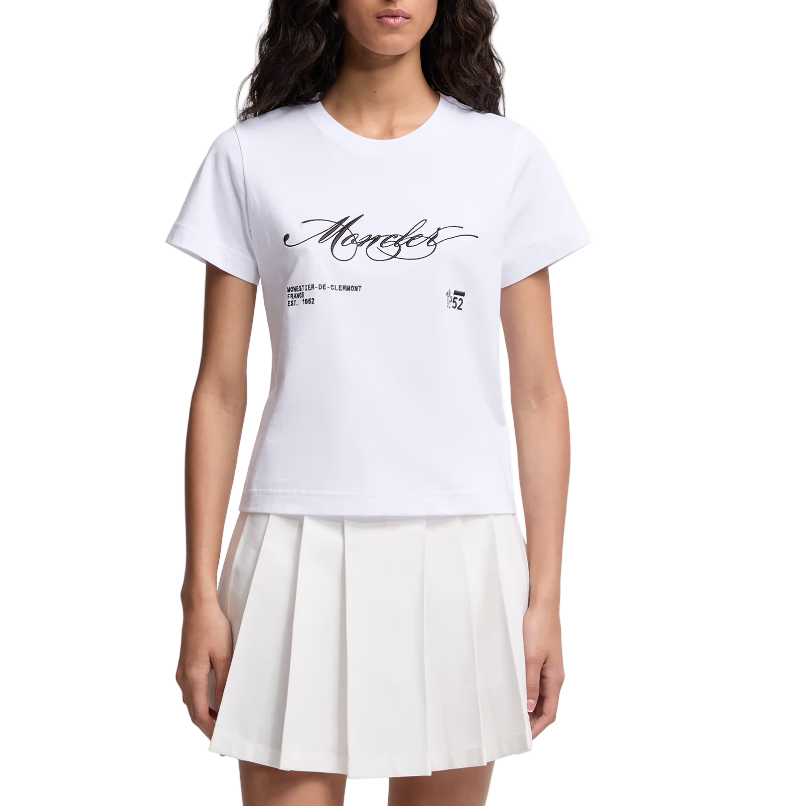 Moncler White Script Logo T-Shirt – Monestier-de-Clermont 1952 Print, Cotton Jersey
חולצת טי מונקלר לבנה – לוגו כתב-יד והדפסת מונסטייה-דה-קלרמון 1952, כותנה ג׳רסי