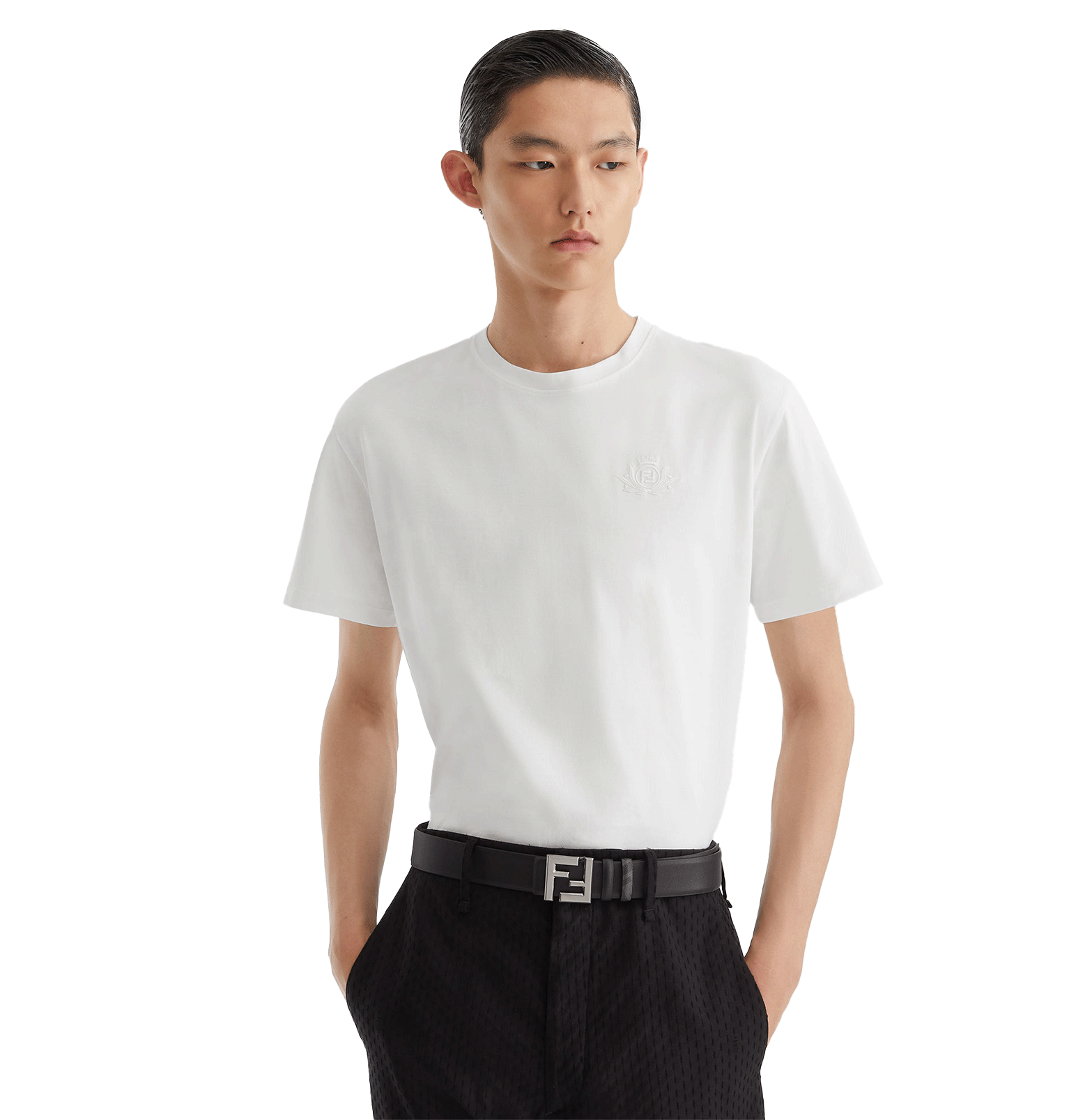 Fendi White Tonal Crest Embroidered T-Shirt – Cotton Jersey
חולצת טי פנדי לבנה – סמלון רקום טון-על-טון, כותנה ג׳רסי