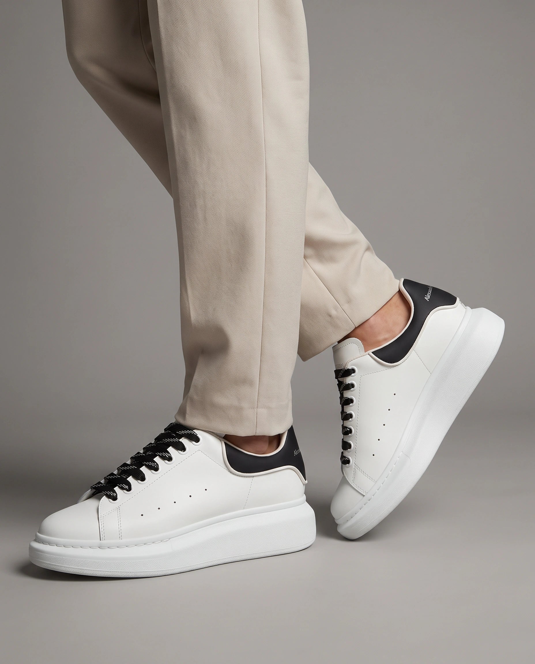 Oversized leather sneakers - נעל Alexander mcq לבן שחור