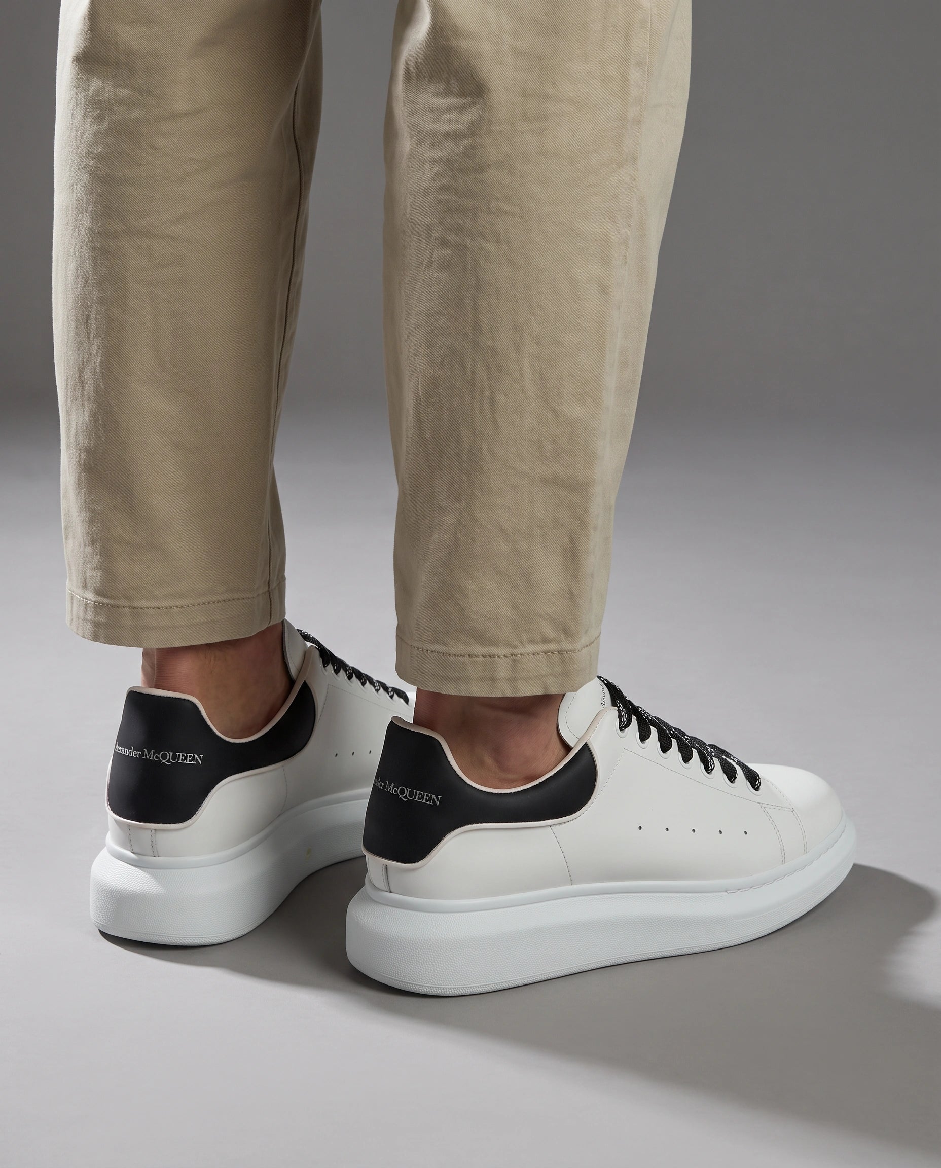 Oversized leather sneakers - נעל Alexander mcq לבן שחור