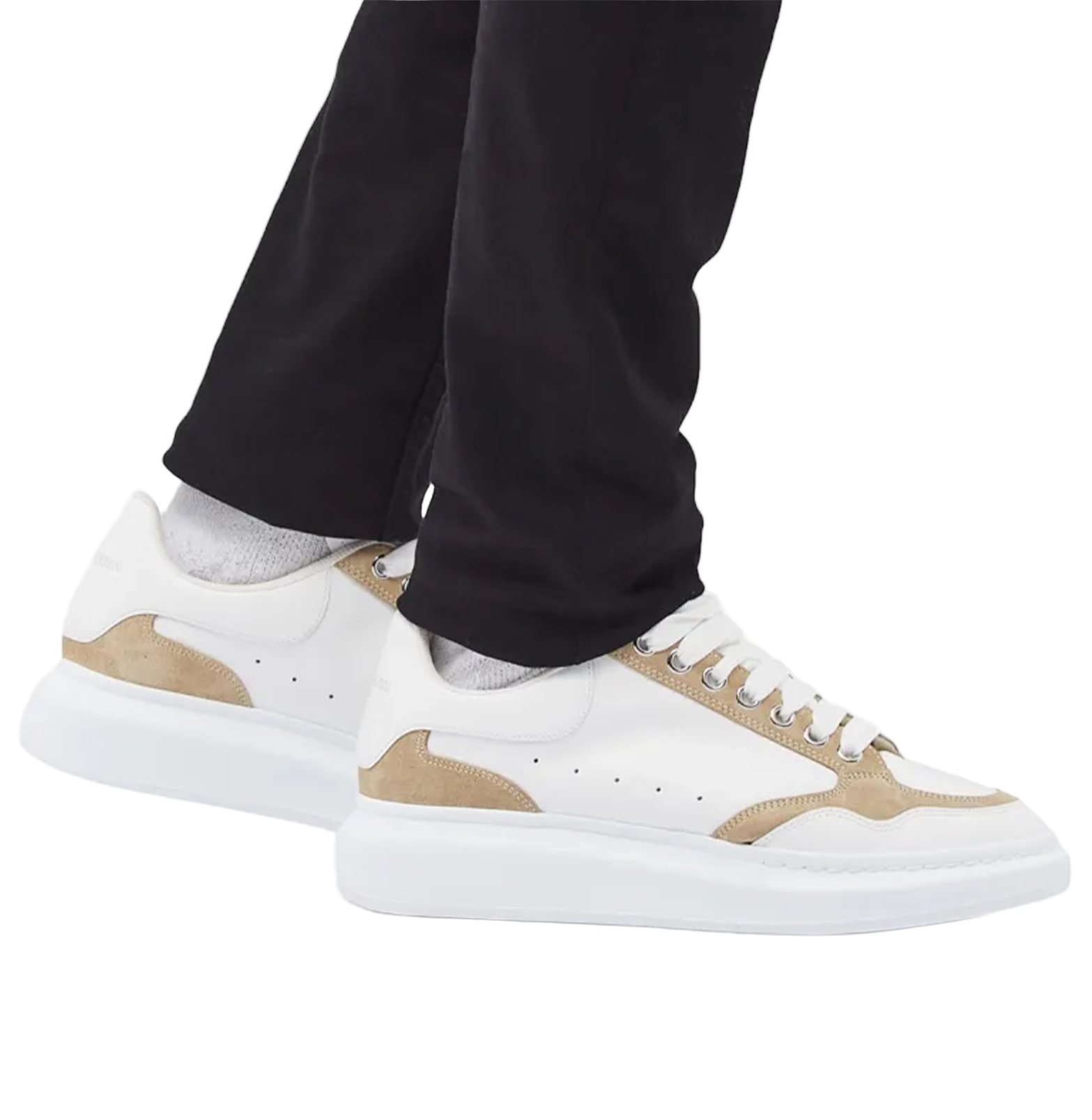 Alexander McQueen Oversized White Leather & Suede Sneakers – Sand Suede Panels (Unisex)
סניקרס עור וזמש אלכסנדר מקווין אוברסייז לבן – חיתוכי זמש בגוון חול (יוניסקס)