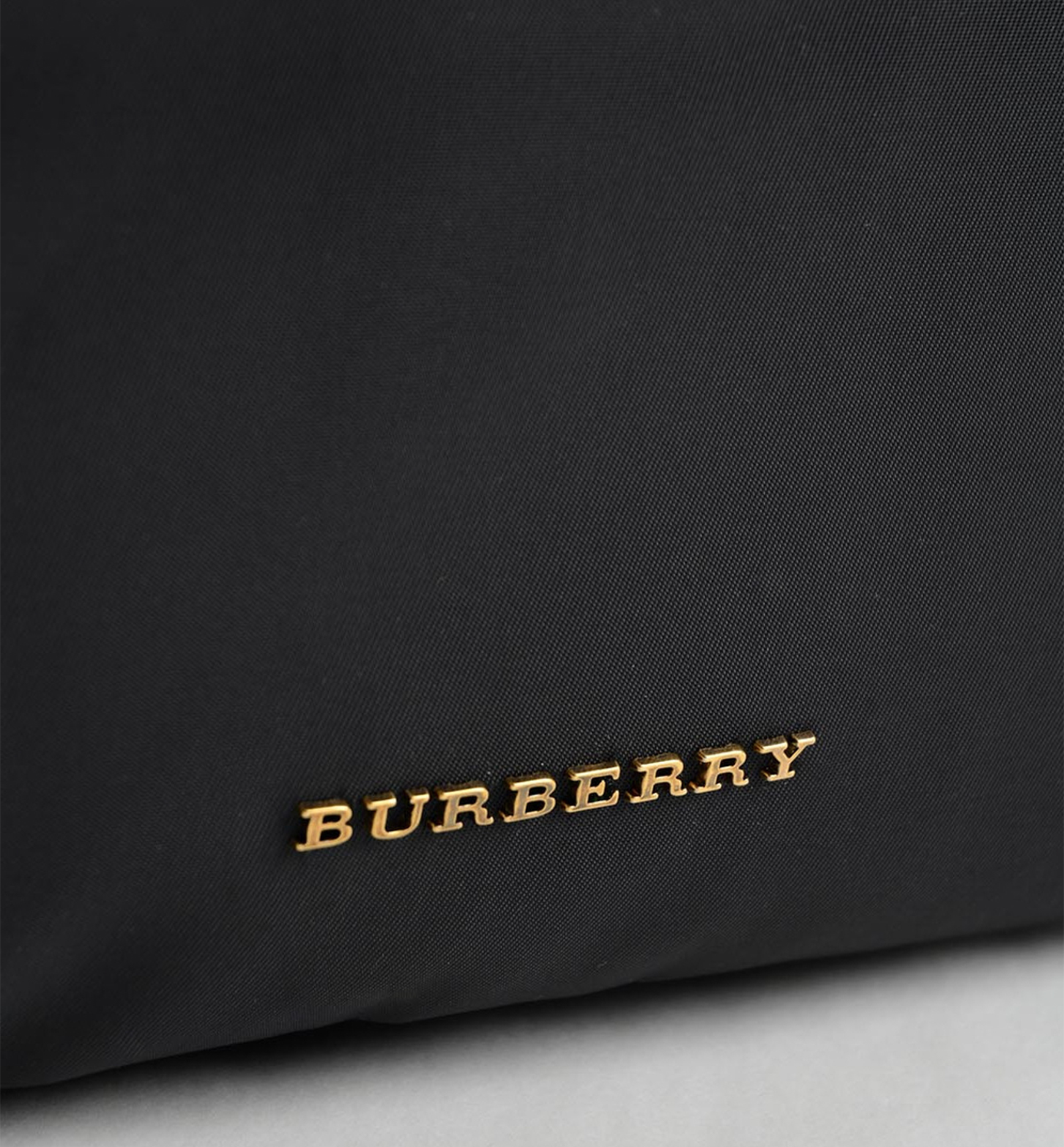 Burberry Rucksack Nylon Backpack – Black, Leather Trim, Zip Pockets
תיק גב Burberry Rucksack ניילון שחור – חיתומי עור וכיסים עם רוכסן