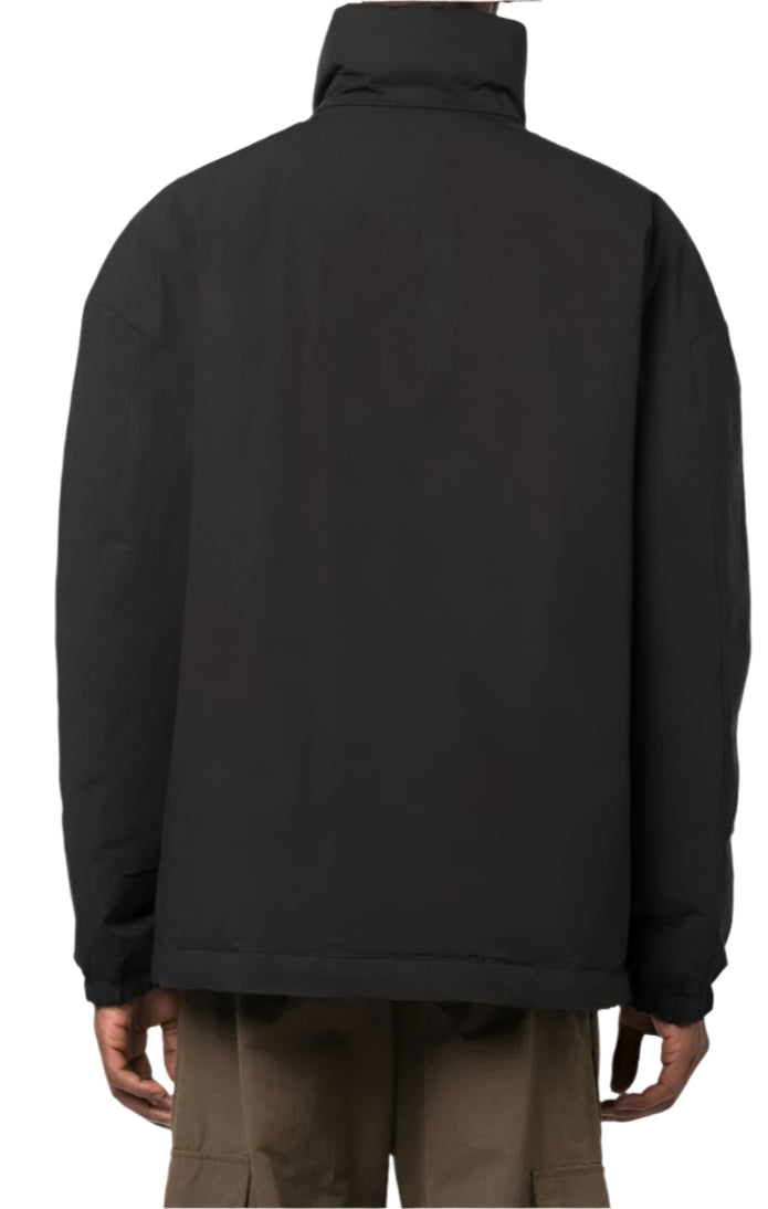 DSQUARED2 Twins Peak Black Technical Jacket – Stand Collar, Two-Way Zip, Logo Sleeve
מעיל טכני דיסקוורד2 טווינס פיק שחור – צווארון עומד, רוכסן דו־כיווני, לוגו בשרוול