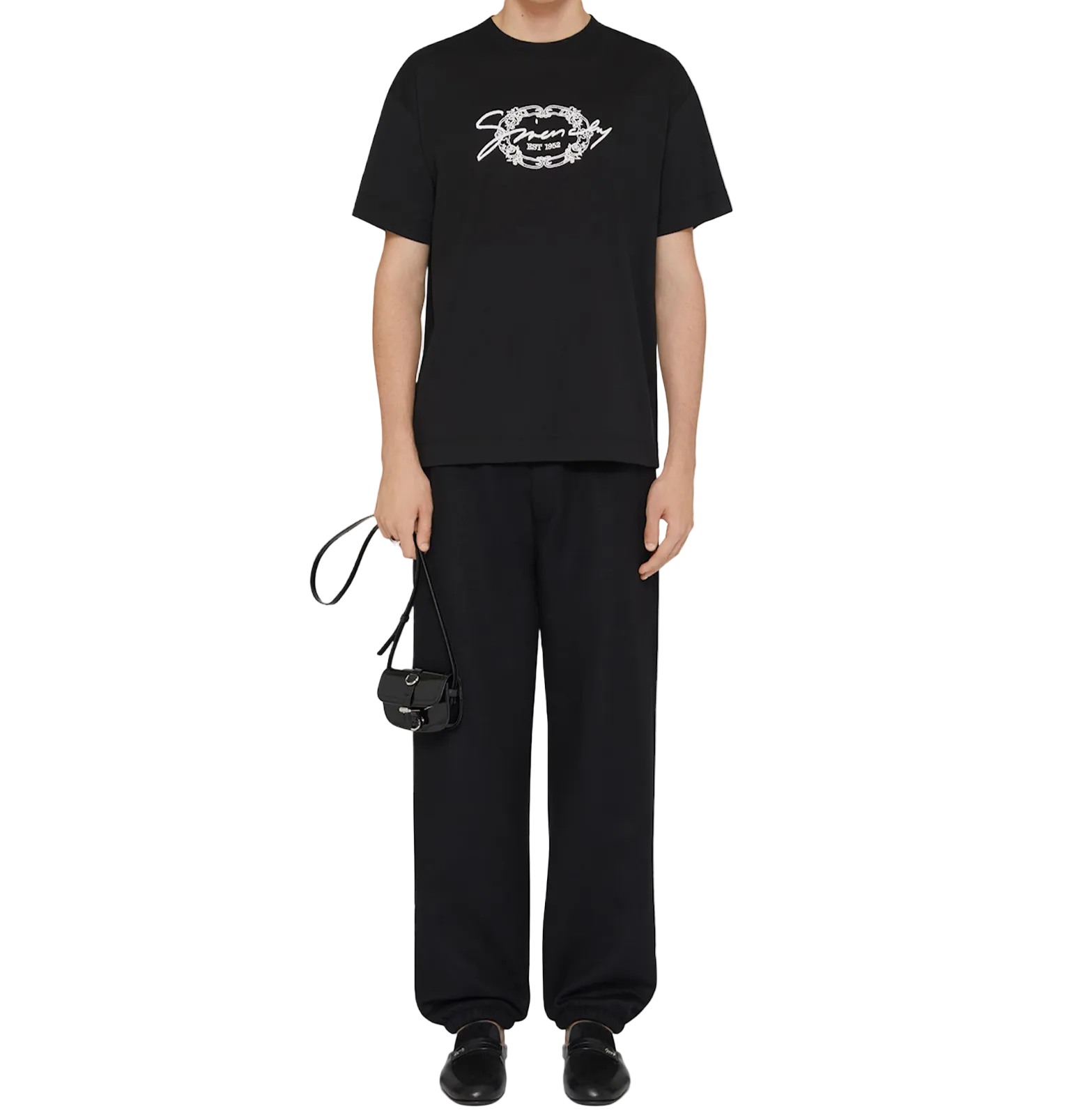 Givenchy Black Crest Script Logo T-Shirt – “EST 1952”, Cotton Jersey
חולצת טי ז׳יבנשי שחורה – לוגו כתב-יד במסגרת עיטורית “EST 1952”, כותנה ג׳רסי