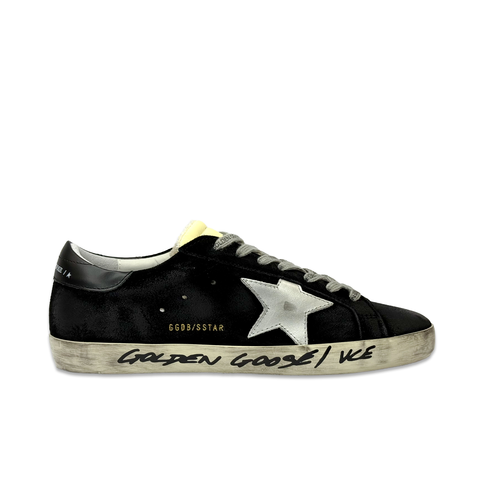 Golden Goose Super-Star Black Suede Sneakers – Silver Star, Scripted Sole, Distressed Finish (Unisex)
סניקרס גולדן גוס סופרסטאר בזמש שחור עם כוכב כסוף וסוליה עם כתב-יד (יוניסקס)