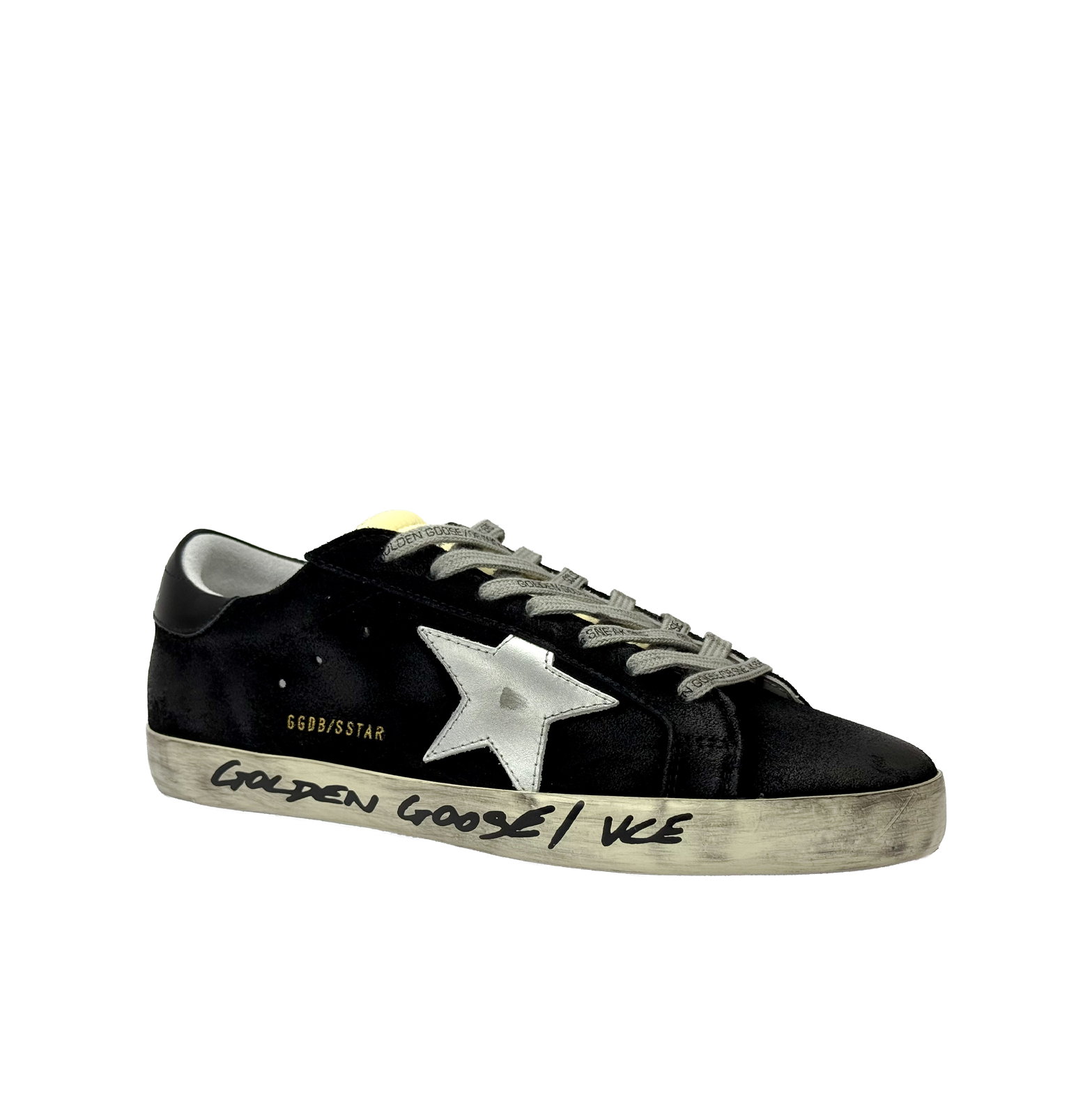 Golden Goose Super-Star Black Suede Sneakers – Silver Star, Scripted Sole, Distressed Finish (Unisex)
סניקרס גולדן גוס סופרסטאר בזמש שחור עם כוכב כסוף וסוליה עם כתב-יד (יוניסקס)