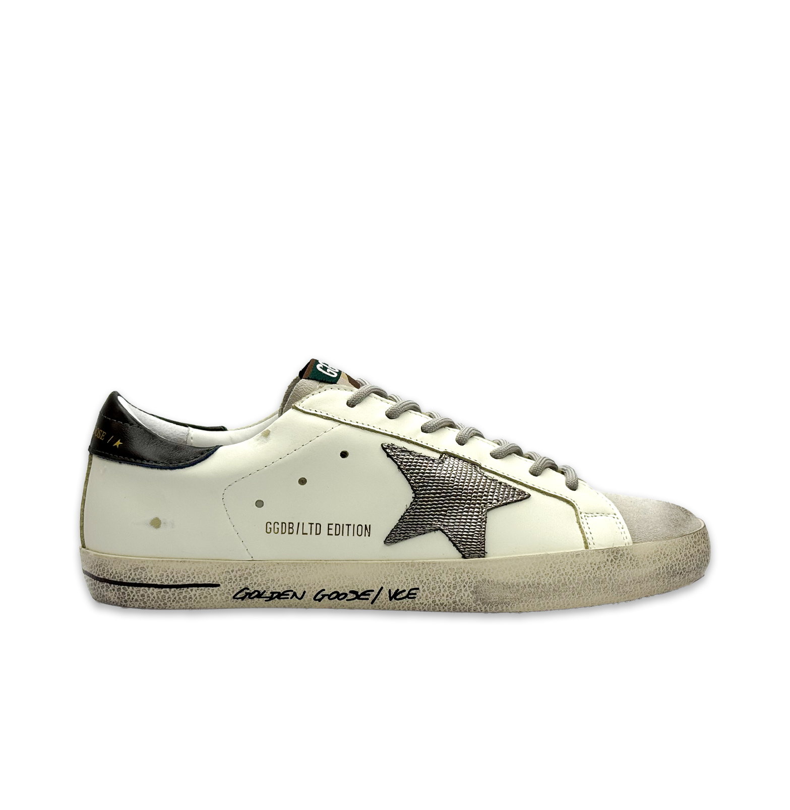 Golden Goose Super-Star LTD Edition Leather Sneakers – Textured Grey Star, Black Heel, Distressed Finish (Unisex)
סניקרס גולדן גוס סופרסטאר מהדורה מוגבלת – עור שנהב, כוכב אפור בטקסטורה, עקב שחור (יוניסקס)