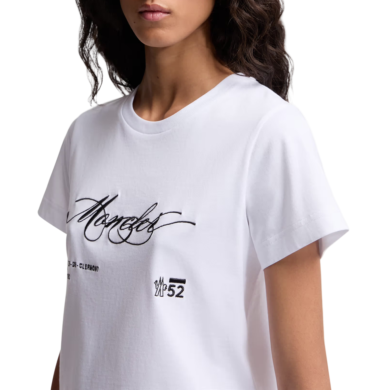 Moncler White Script Logo T-Shirt – Monestier-de-Clermont 1952 Print, Cotton Jersey
חולצת טי מונקלר לבנה – לוגו כתב-יד והדפסת מונסטייה-דה-קלרמון 1952, כותנה ג׳רסי